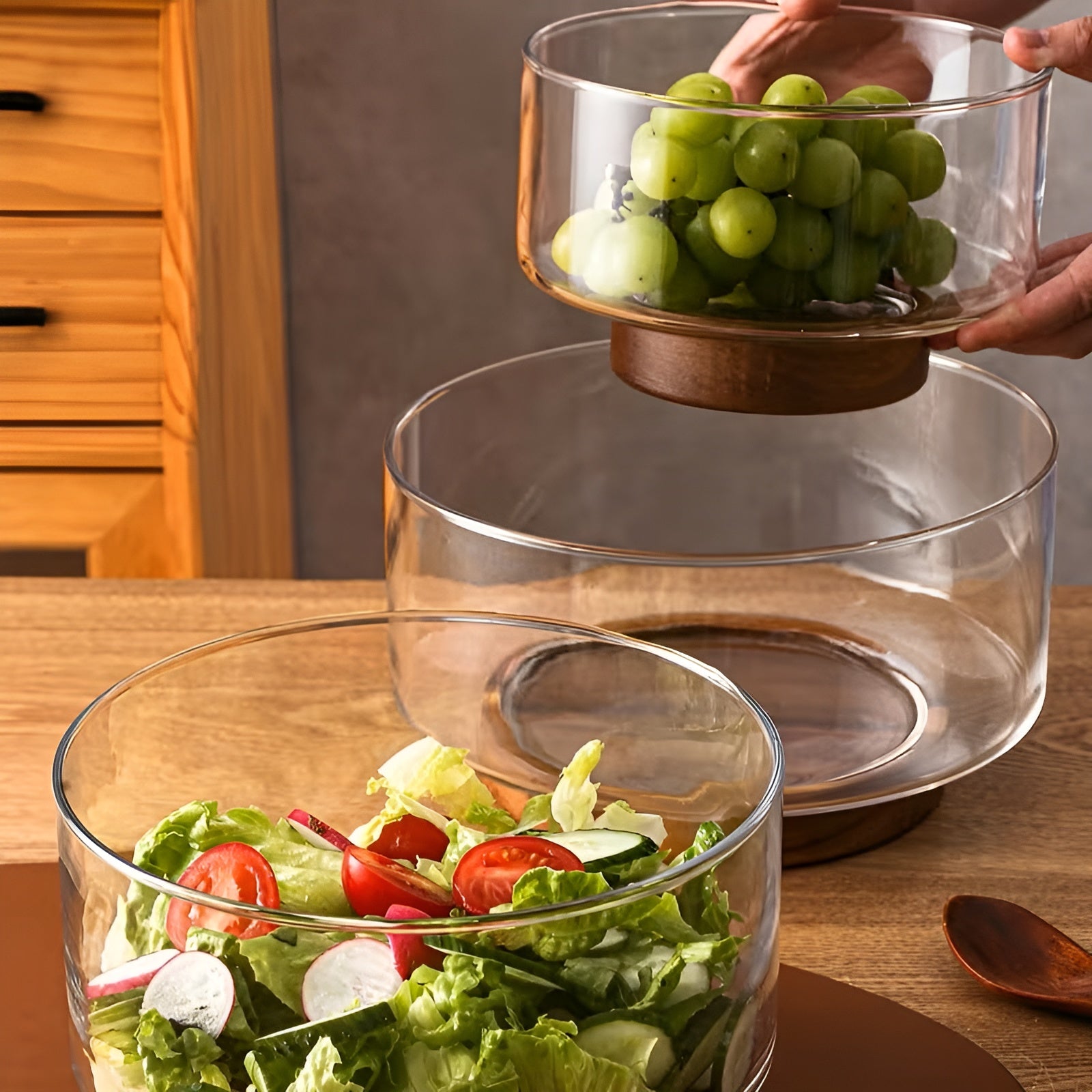 Glasschale mit Holzfuß – Elegant und Dekorativ | Perfekt für Obst Snacks und Salate in der Küche - Wohnzubehör
