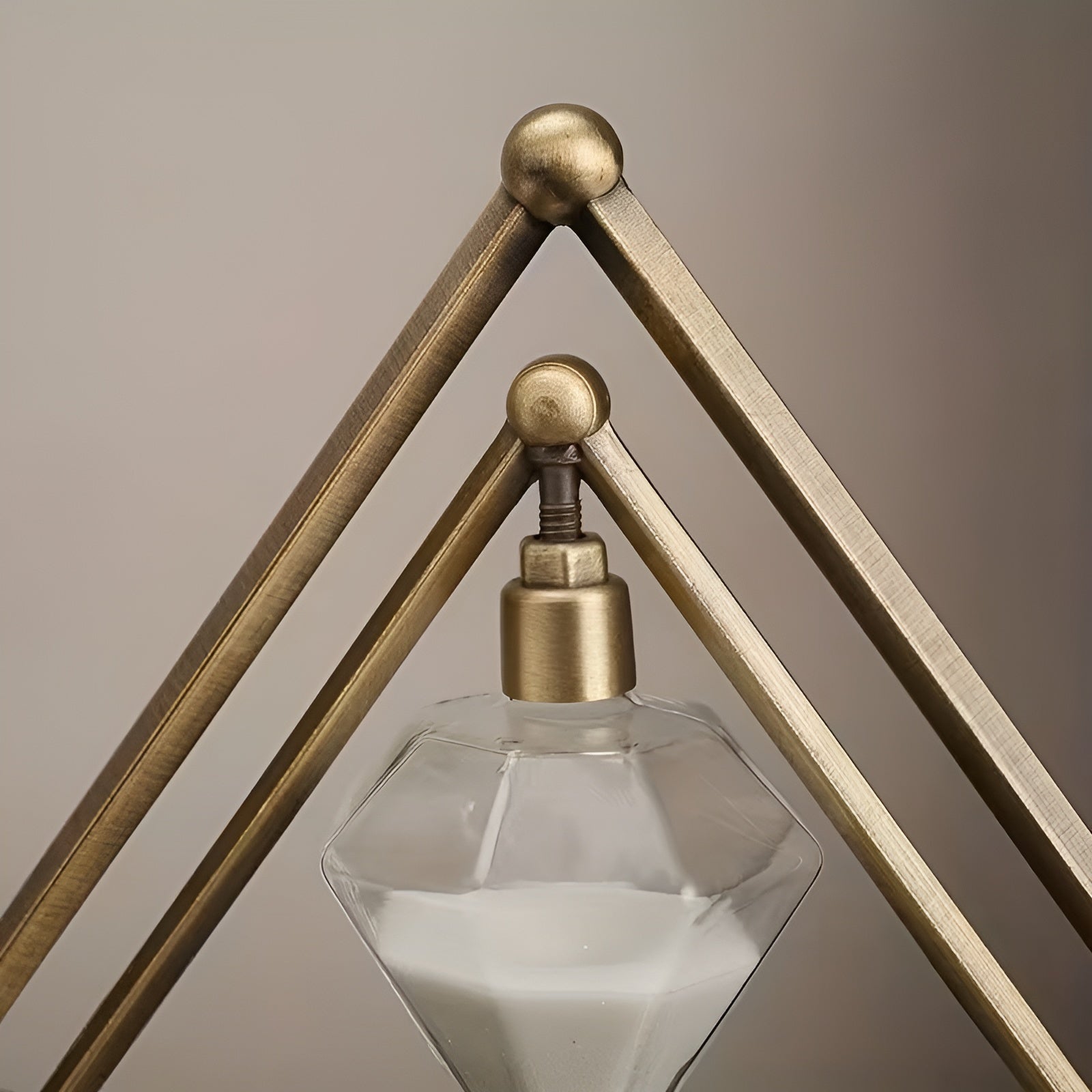 Sanduhr mit geometrischem Metallrahmen – Dekorativ und Entspannend | Mit weißem Sand als Meditationstimer - Wohnzubehör