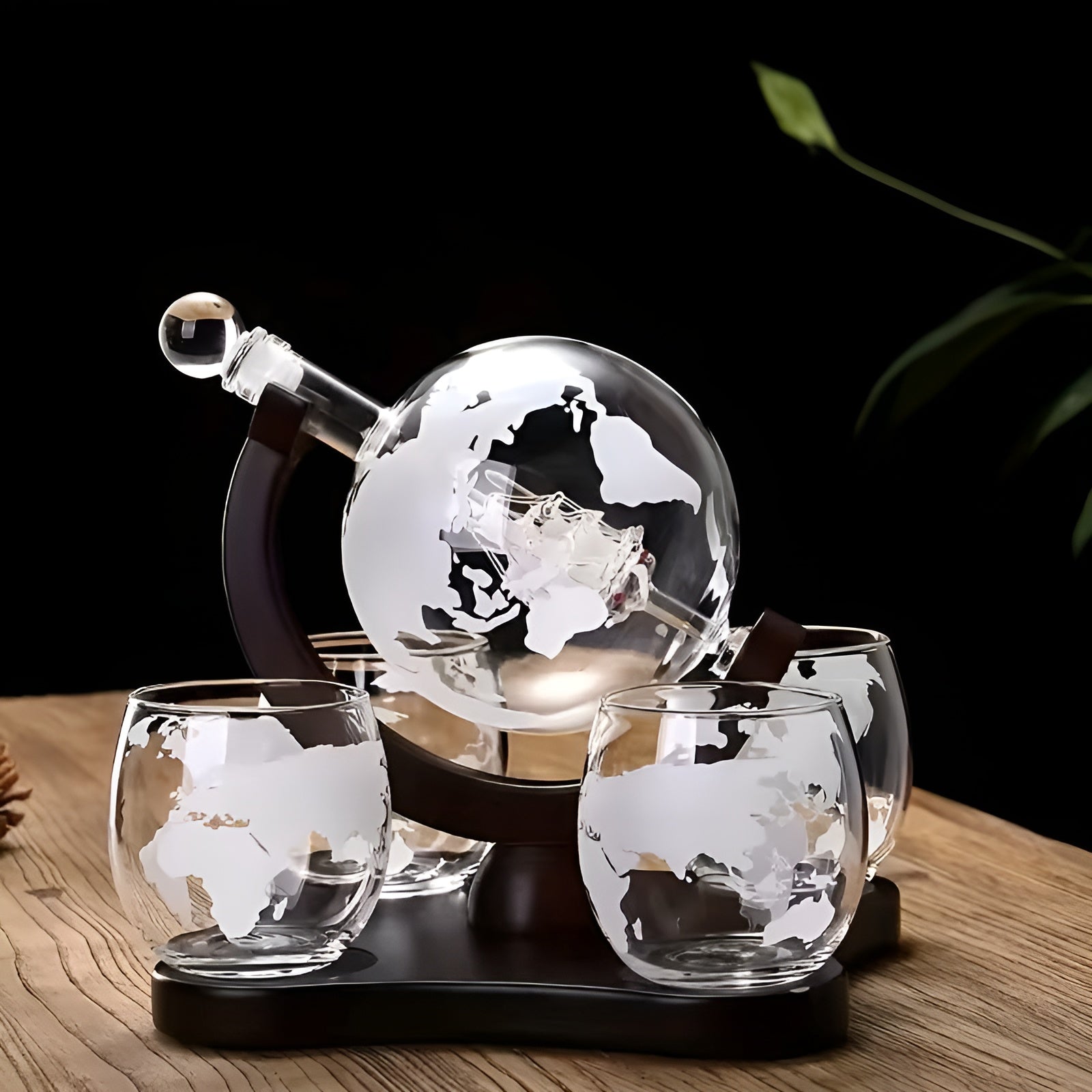 Whisky-Dekanter-Set mit Globus – Edles Karaffen-Set mit 4 gravierten Gläsern | Perfekt als Geschenk & Bar-Highlight