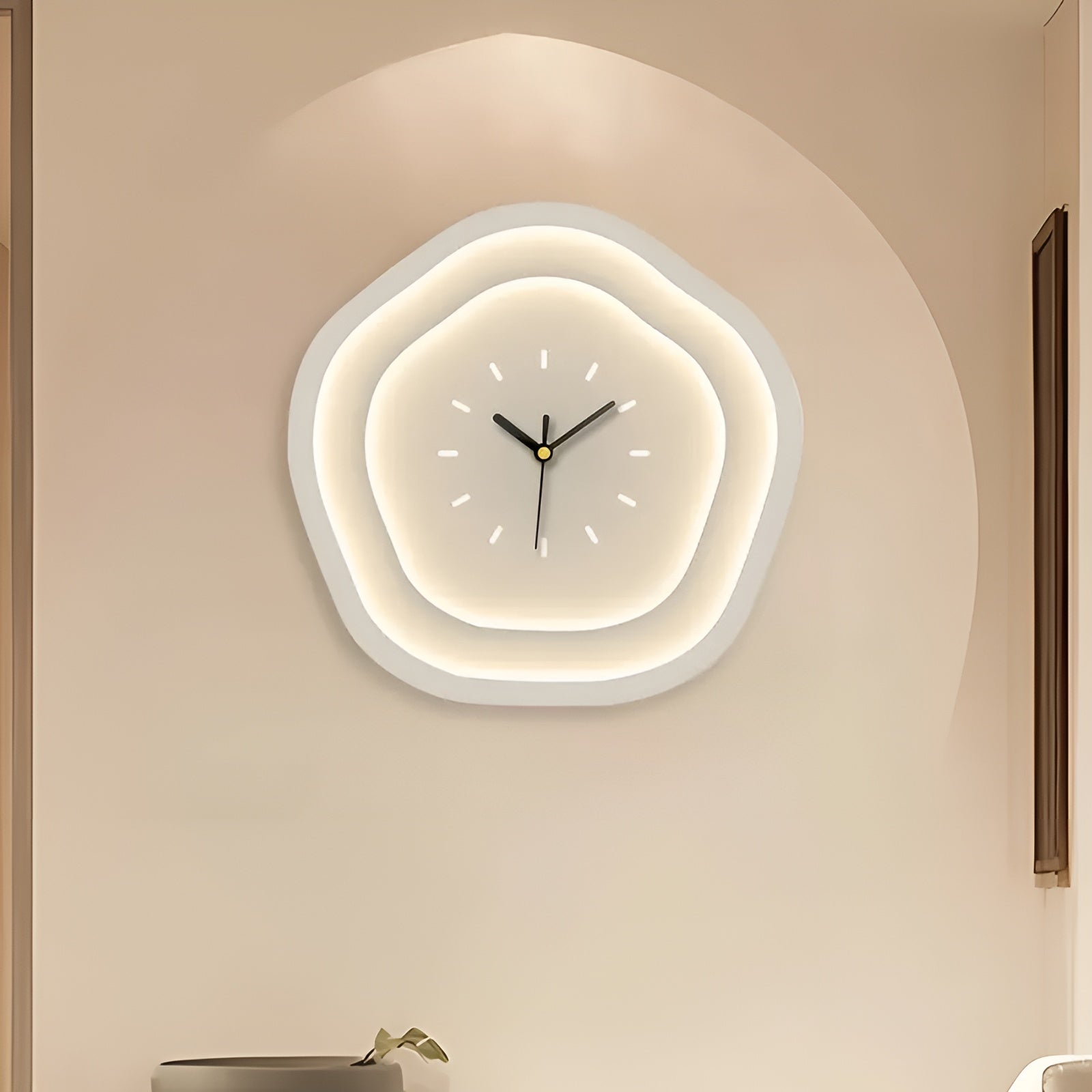 Wanduhr in Creme – Verspielt mit Punkten und Wolken | Dekorativ für Wohnzimmer & Kinderzimmer