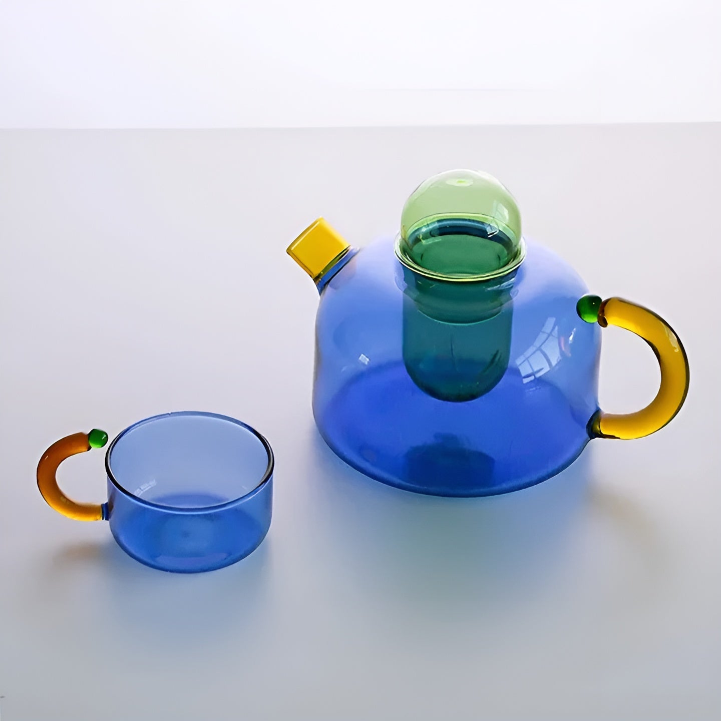 Transparente Teekanne & Tassen – Stilvolles Set in Kontrastfarben