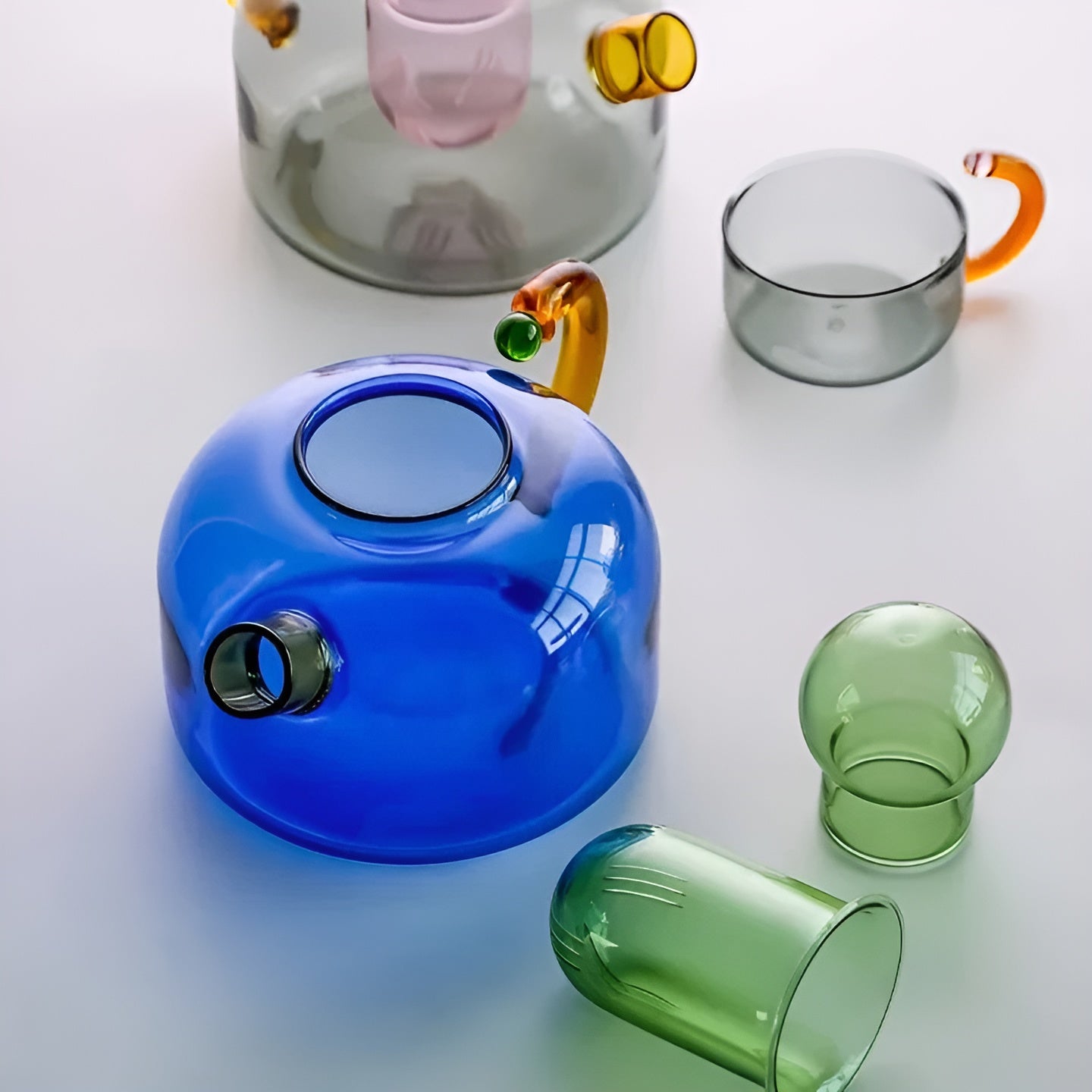 Transparente Teekanne & Tassen – Stilvolles Set in Kontrastfarben