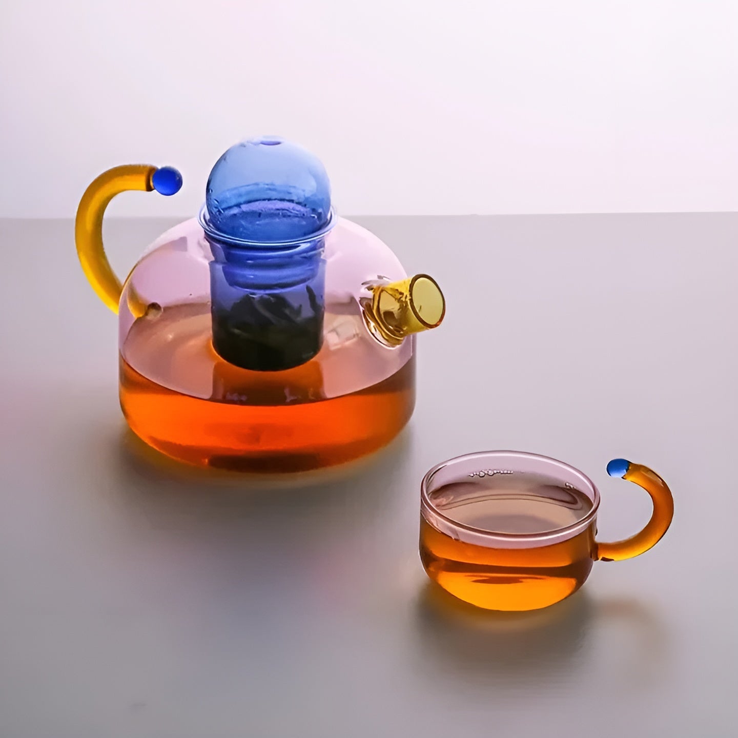 Transparente Teekanne & Tassen – Stilvolles Set in Kontrastfarben