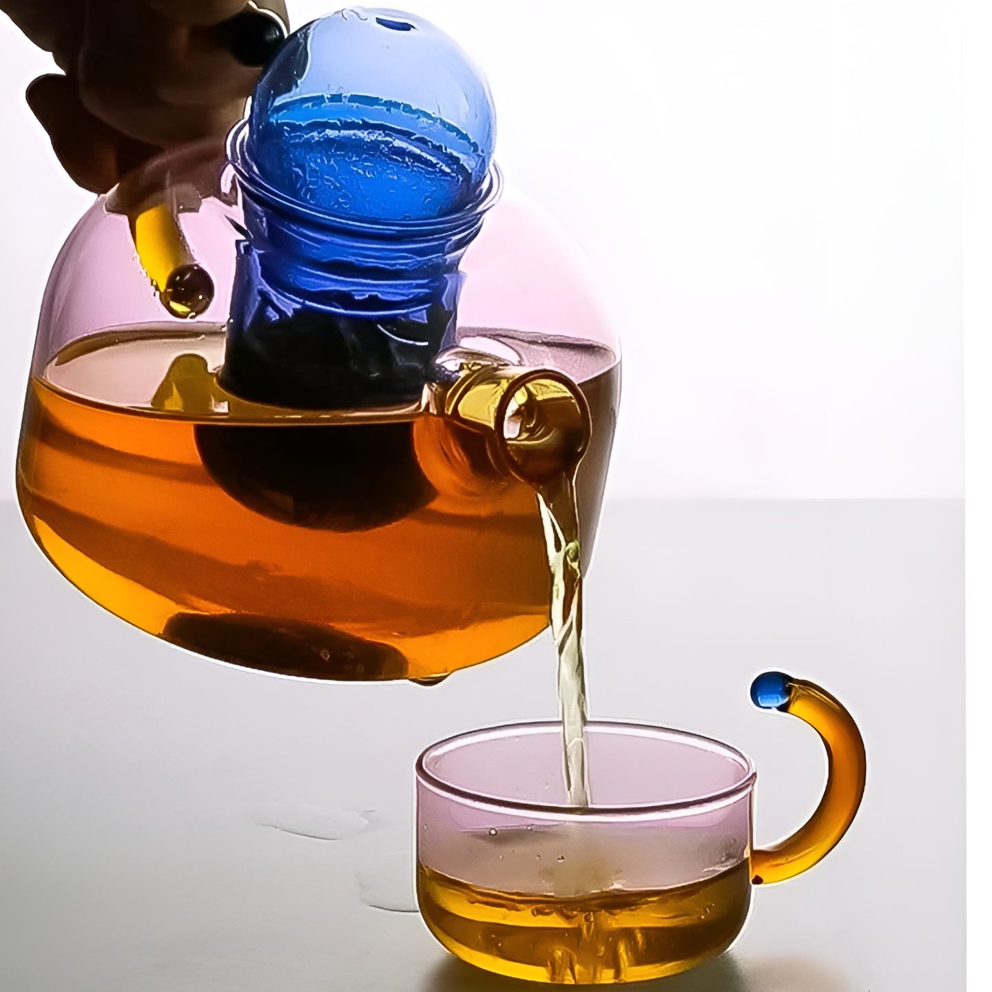 Transparente Teekanne & Tassen – Stilvolles Set in Kontrastfarben