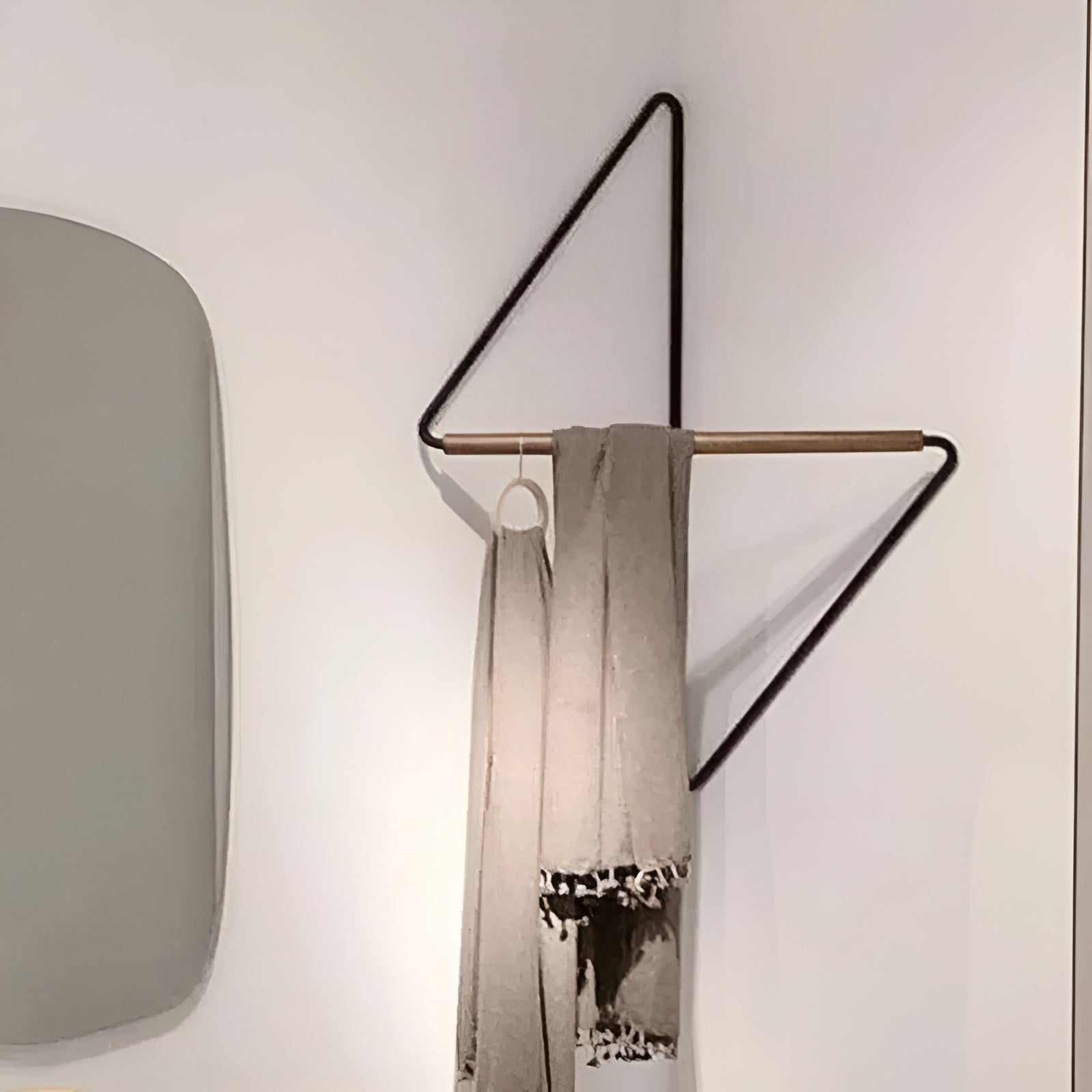 Eckiger Wandhaken aus Holz und Metall – Minimalistischer Kleiderständer im Designer-Stil - Damenkleid
