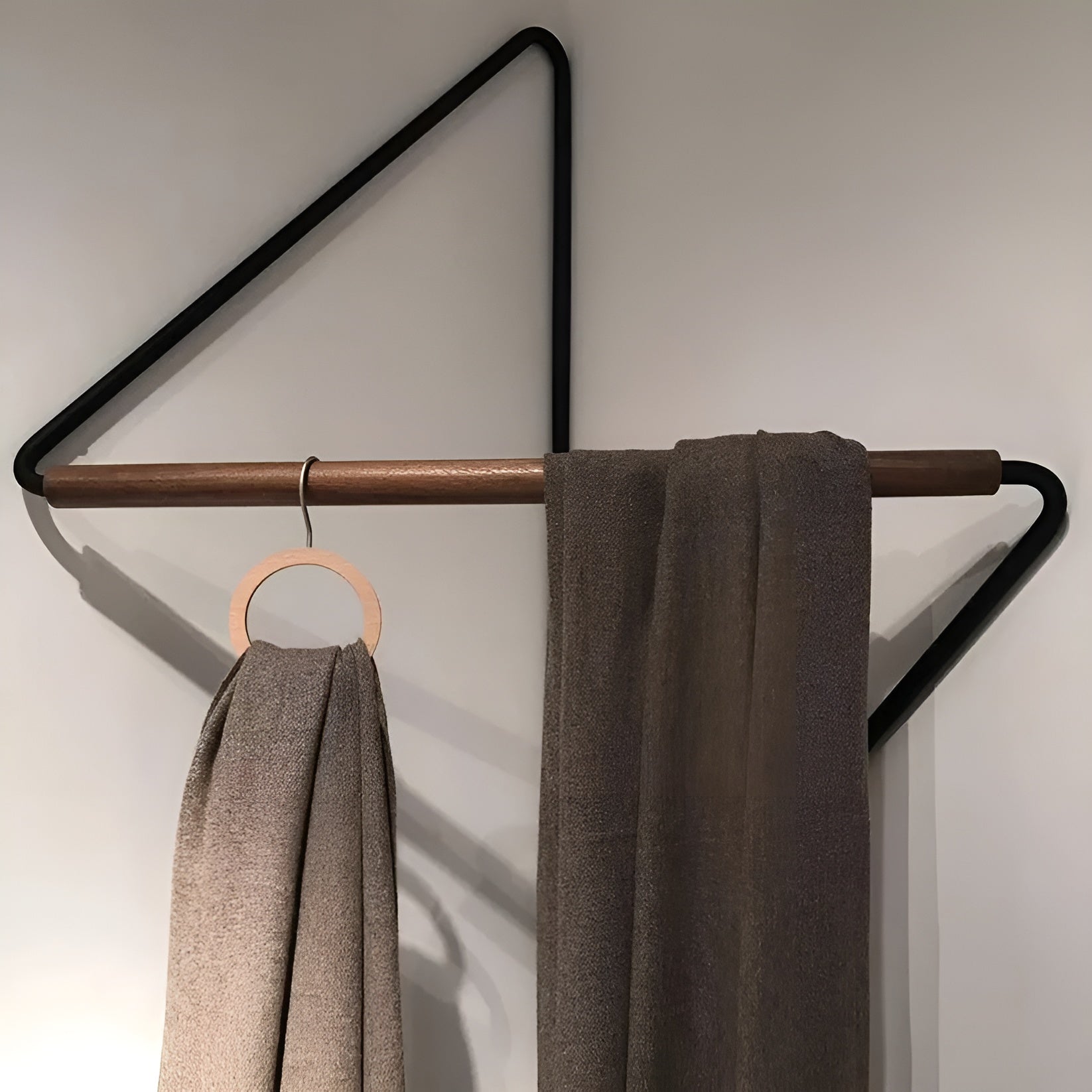 Eckiger Wandhaken aus Holz und Metall – Minimalistischer Kleiderständer im Designer-Stil - Damenkleid