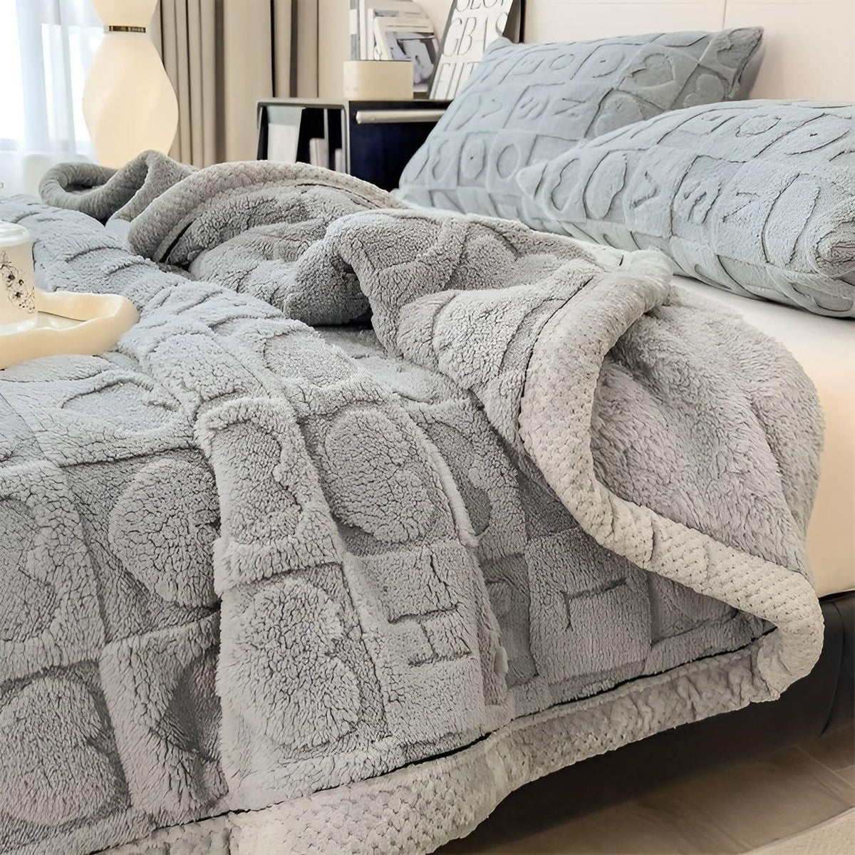 CozyJacquard Blanket - Ultra-Weiche Coral Fleece Decke mit Doppelseitigem Herz- und Buchstaben-Design - Saisonale