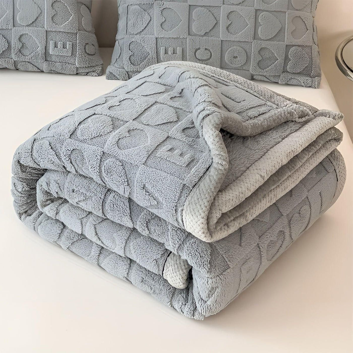 CozyJacquard Blanket - Ultra-Weiche Coral Fleece Decke mit Doppelseitigem Herz- und Buchstaben-Design - Saisonale