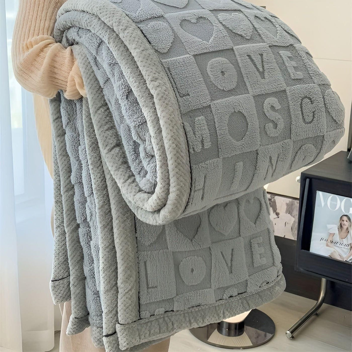 CozyJacquard Blanket - Ultra-Weiche Coral Fleece Decke mit Doppelseitigem Herz- und Buchstaben-Design - Saisonale