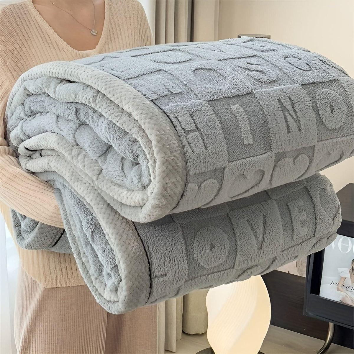 CozyJacquard Blanket - Ultra-Weiche Coral Fleece Decke mit Doppelseitigem Herz- und Buchstaben-Design - Saisonale