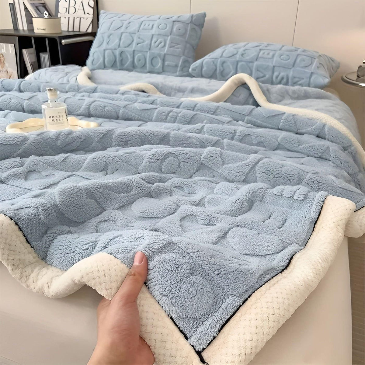 CozyJacquard Blanket - Ultra-Weiche Coral Fleece Decke mit Doppelseitigem Herz- und Buchstaben-Design - Saisonale