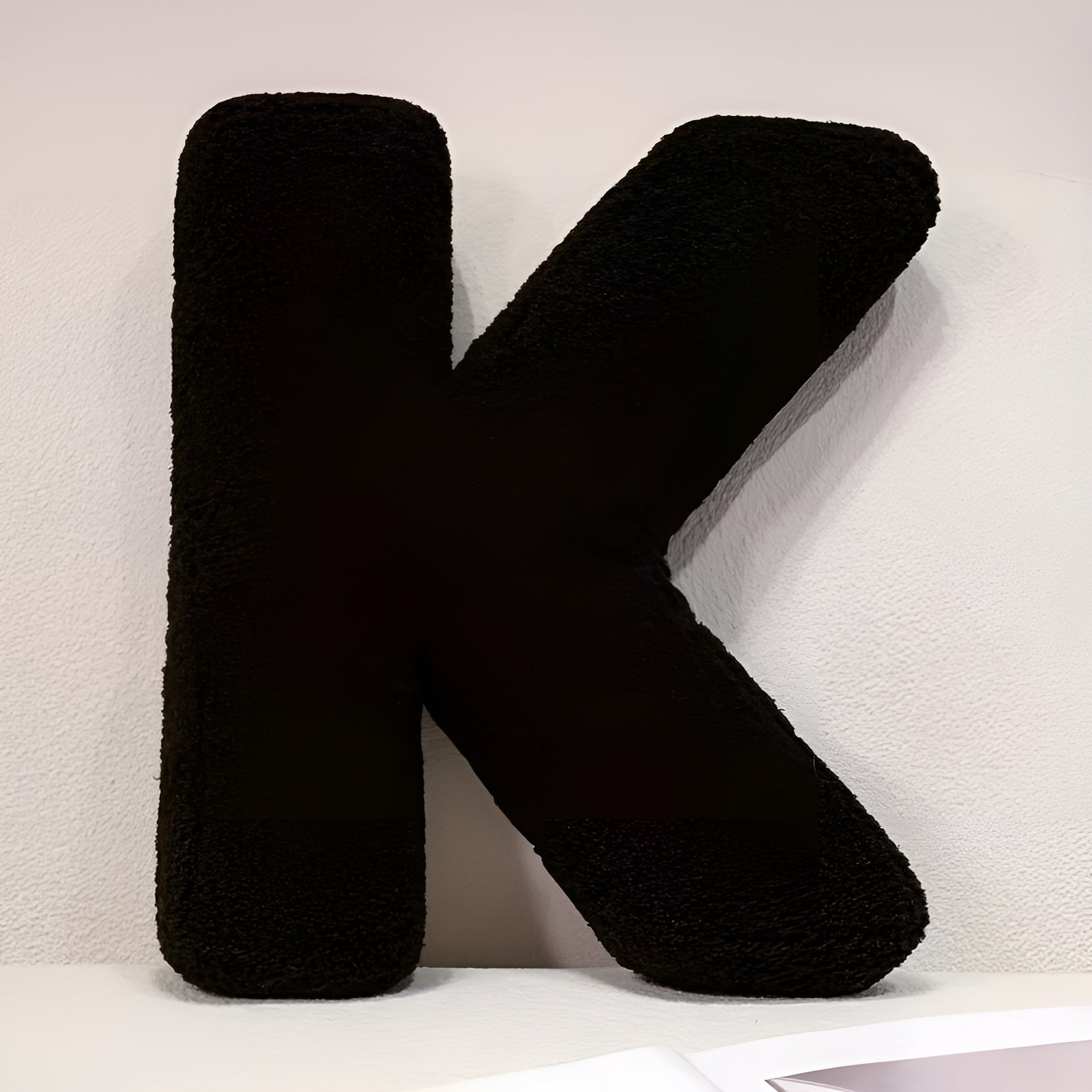 Kissen Mit Schwarzen Buchstaben – Weich & Frei Kombinierbar | Kreative Kissen Für Sofas & Betten - K - Kissen