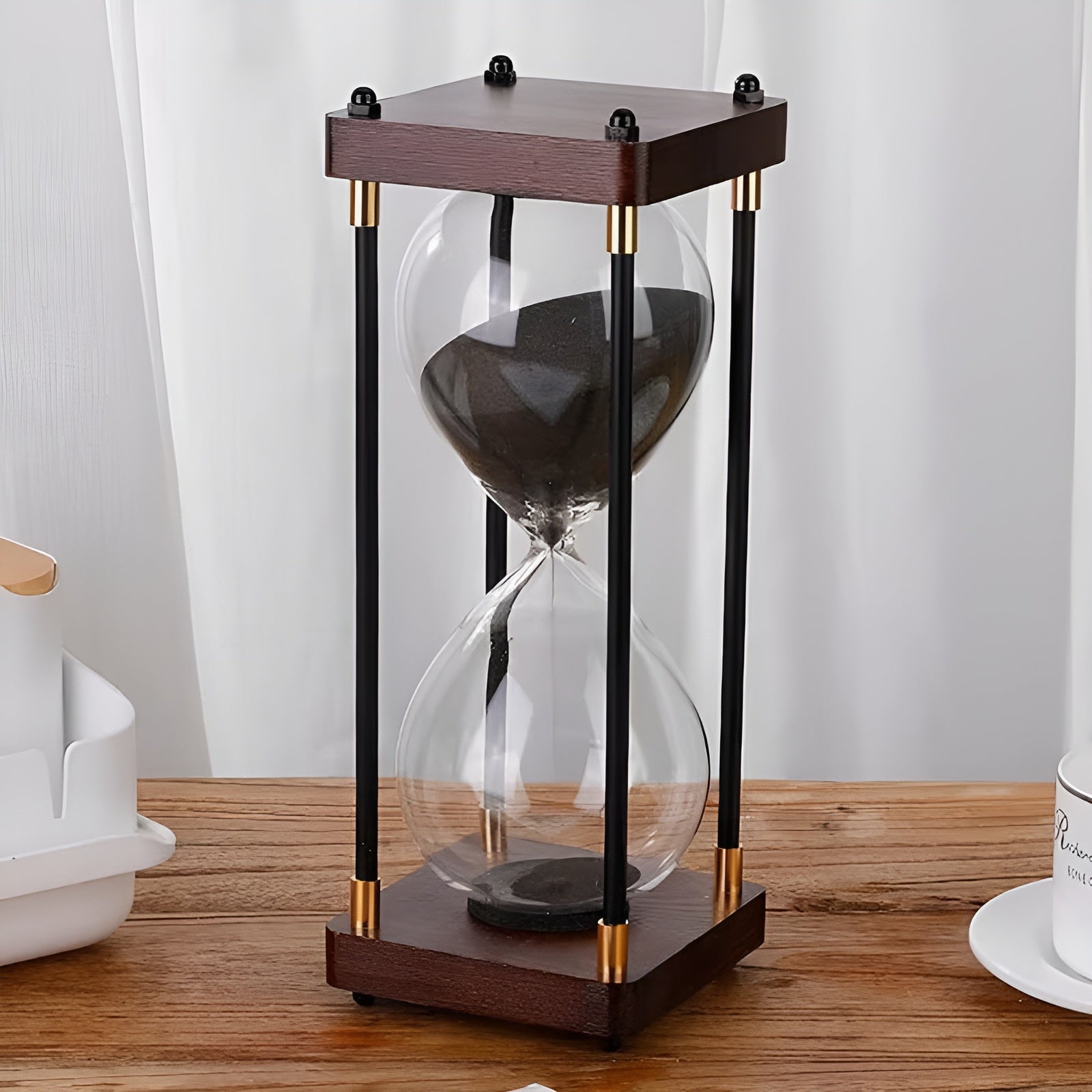 Kostenlose 60-minuten-sanduhr – Kreatives Dekoratives Retro-design In Schwarz | Metallrahmen Mit Kratzfestem Sockel
