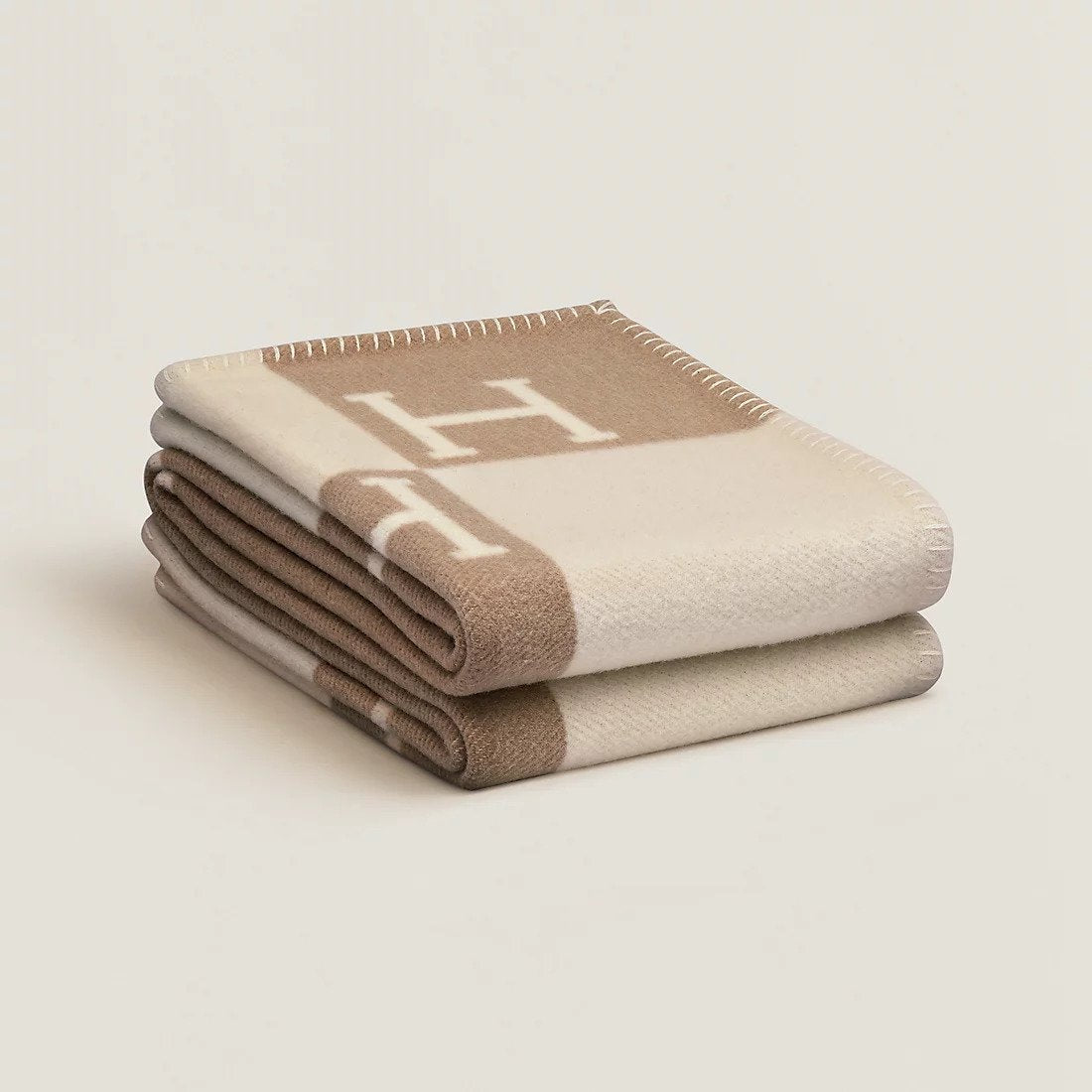Exklusive Kaschmirdecke in Beige, zusammengefaltet als Geschenkidee