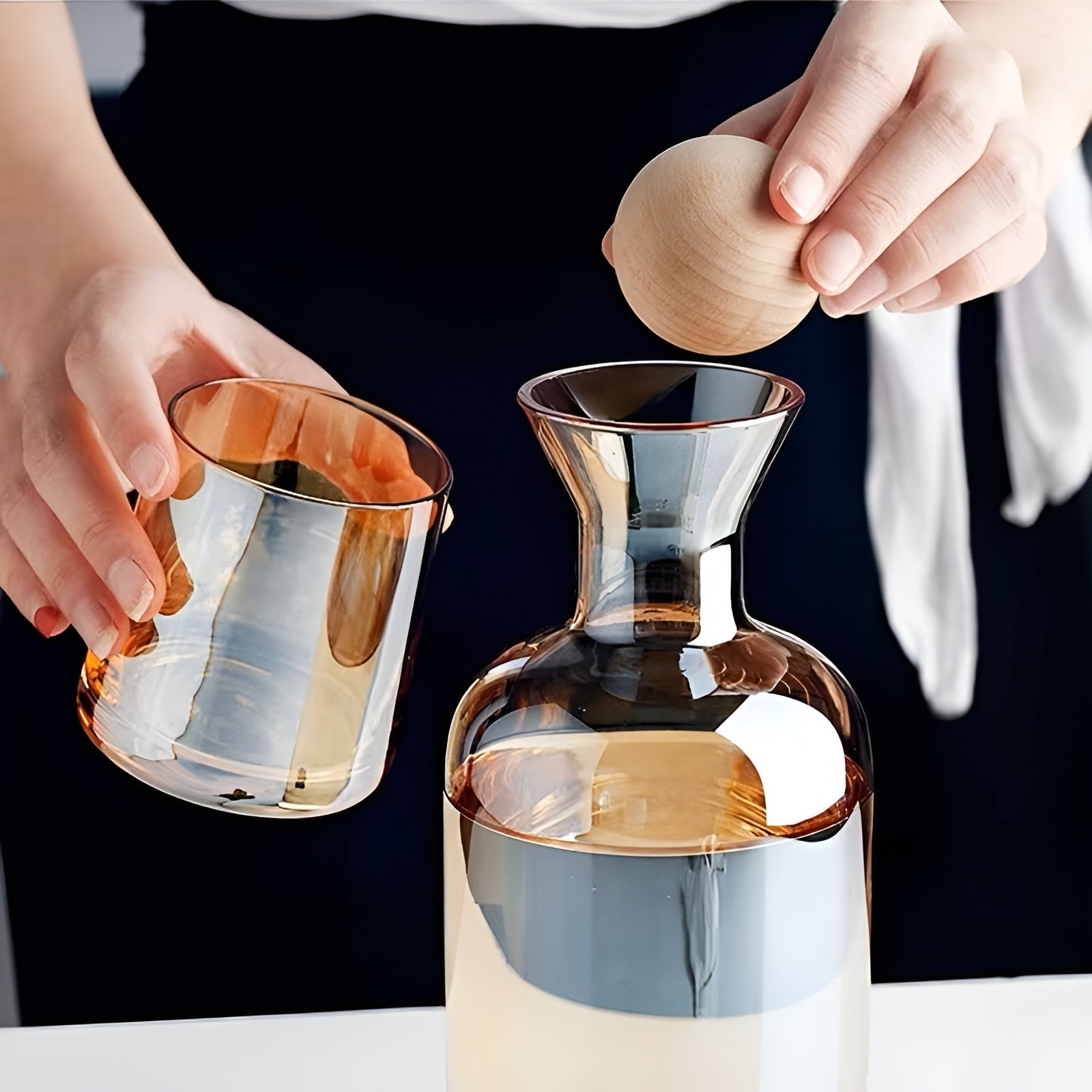 Glaskaraffe Set mit 4 Trinkgläsern – Stilvoll und Dekorativ | 1,2L Karaffe mit Holzdeckel für Wasser Saft und Gäste