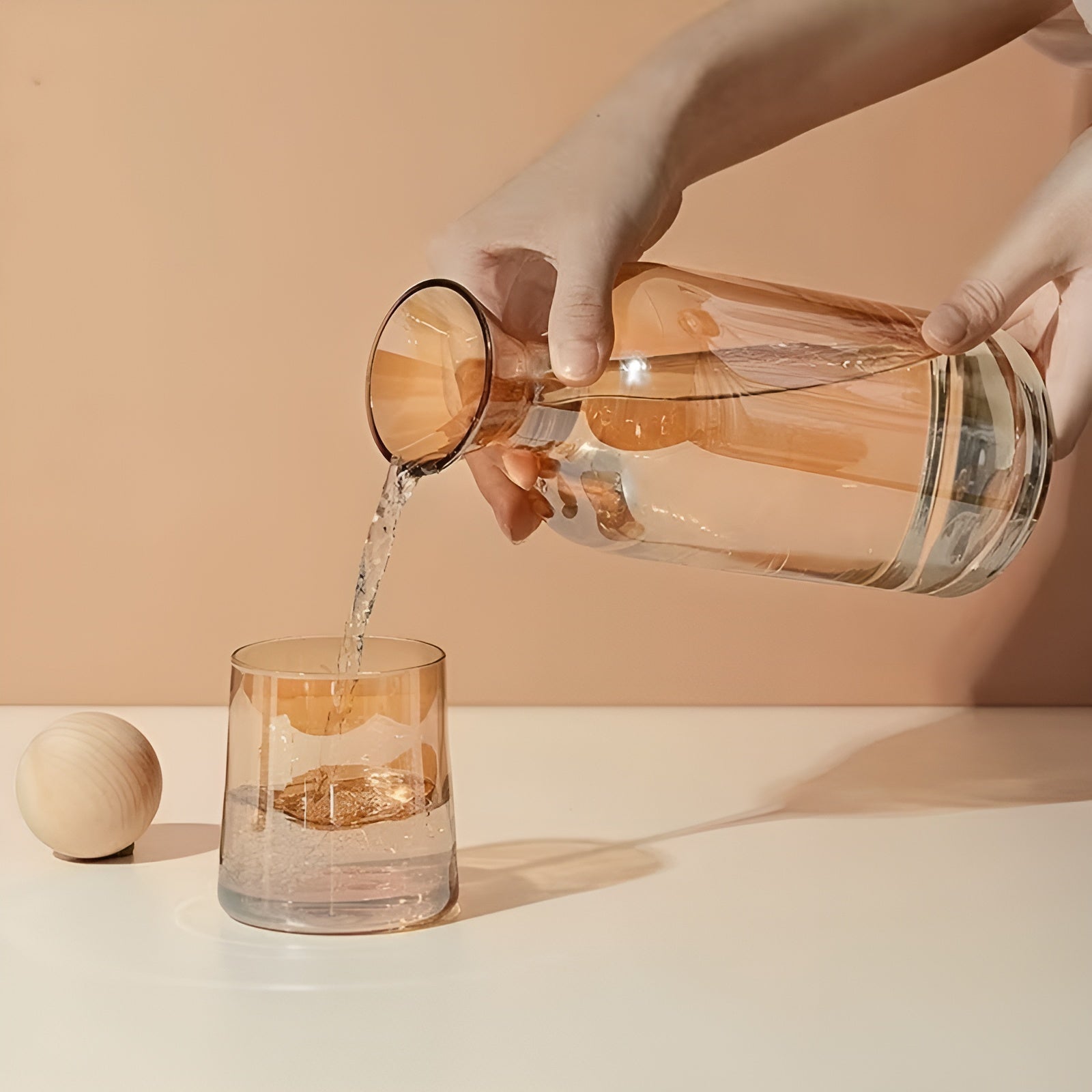 Glaskaraffe Set mit 4 Trinkgläsern – Stilvoll und Dekorativ | 1,2L Karaffe mit Holzdeckel für Wasser Saft und Gäste