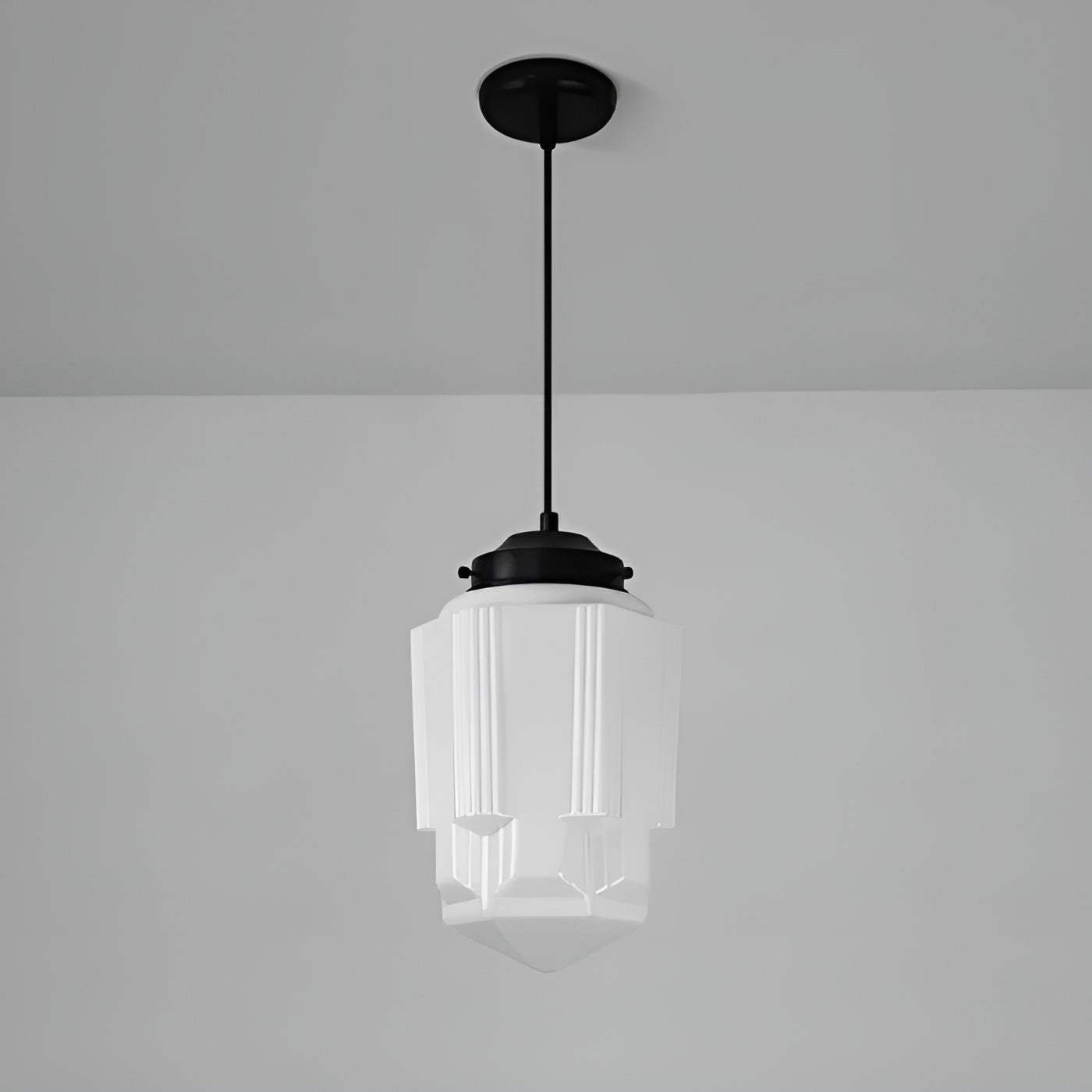 Hängelampe aus Milchglas – Vintage Design mit Geometrischem Glas