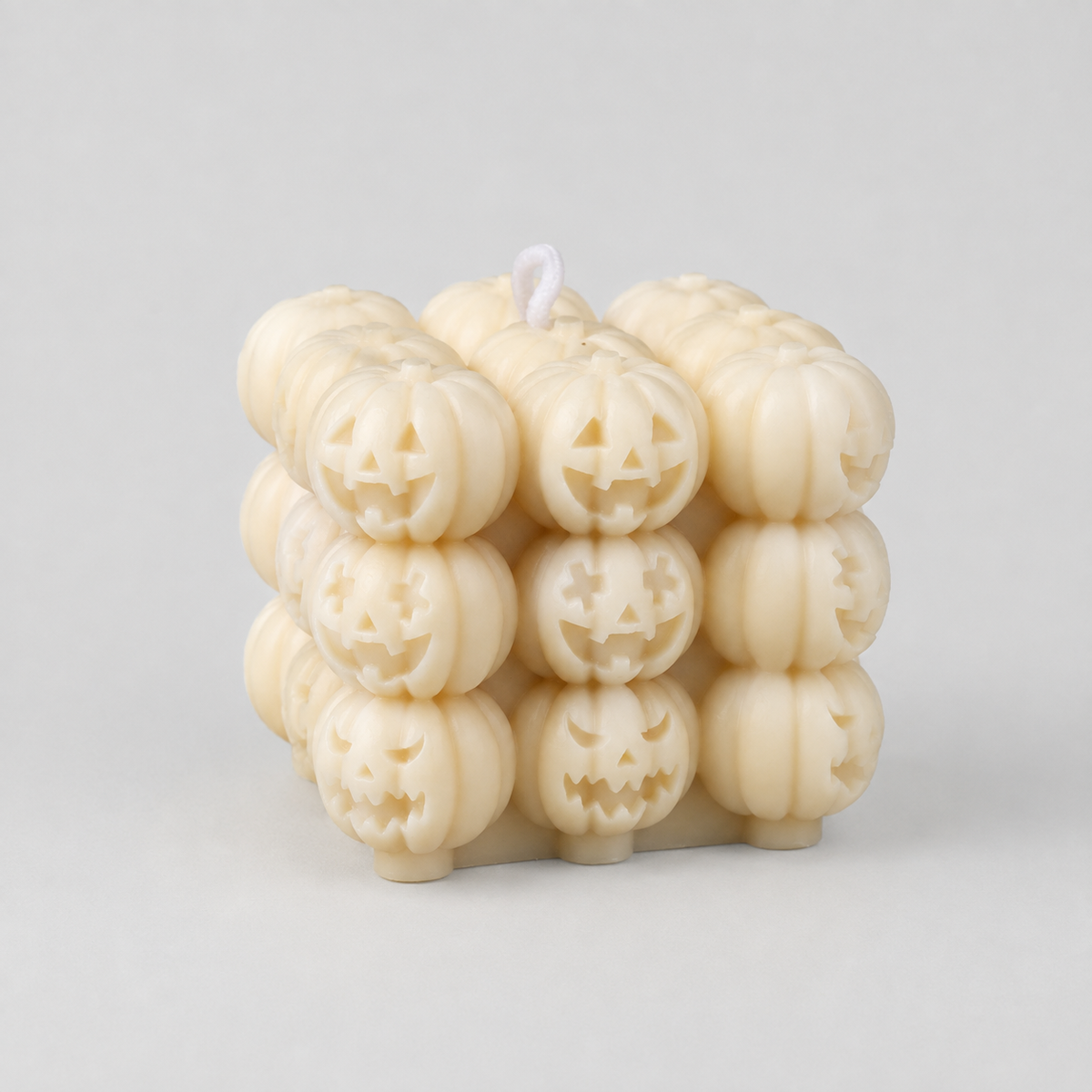 Halloween-Kürbiskerze aus Sojavvachs – Würfelform 6,5 cm - Beige - Geschenke – Saisonal – Halloween