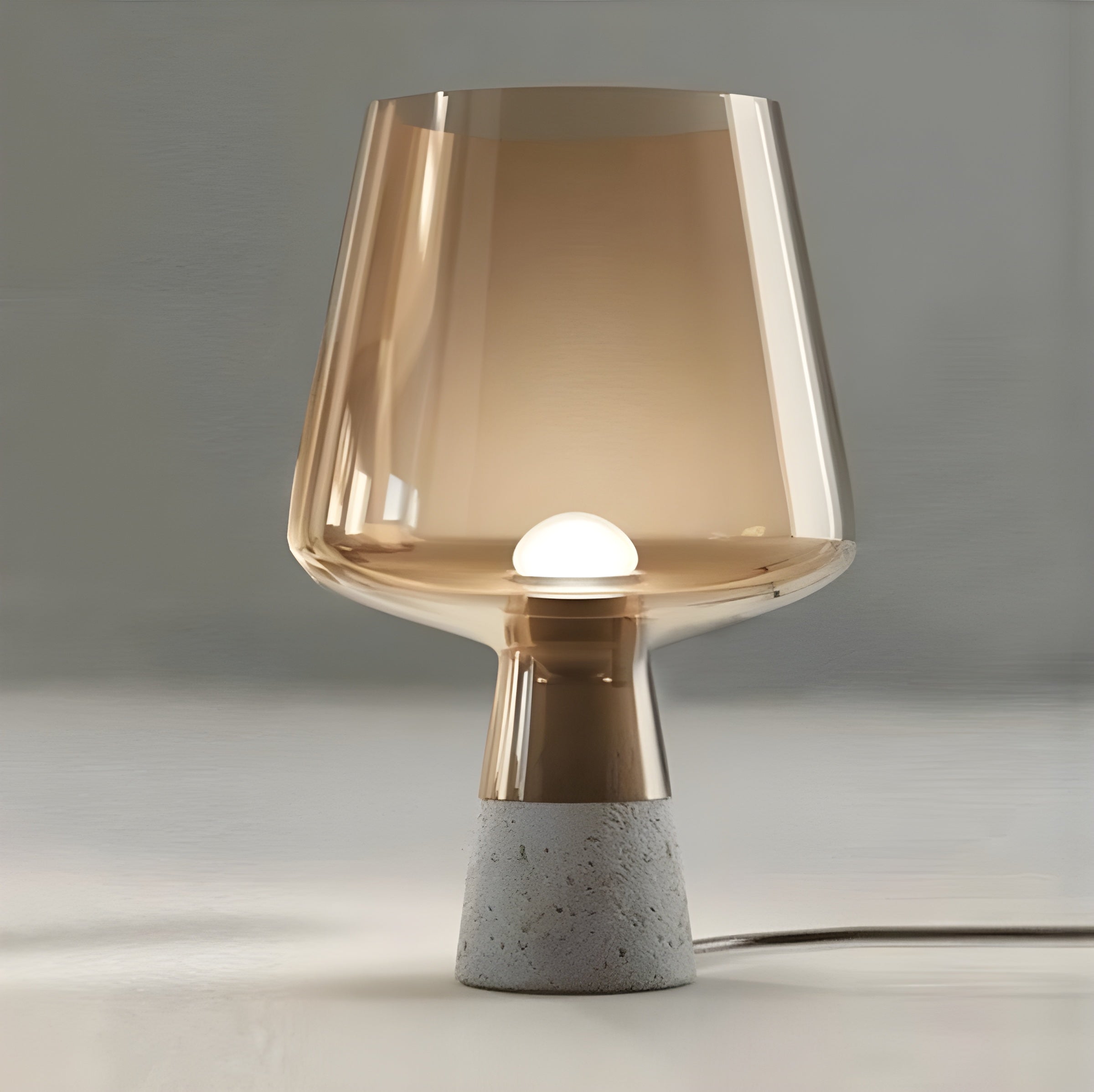 GlowSphere Tischleuchte – Italienisches Glasballon-Design