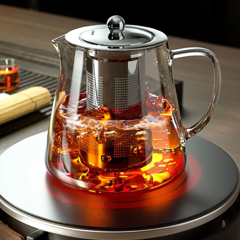 Glas-Teekanne mit aufgebrühtem Tee – Aroma und Transparenz