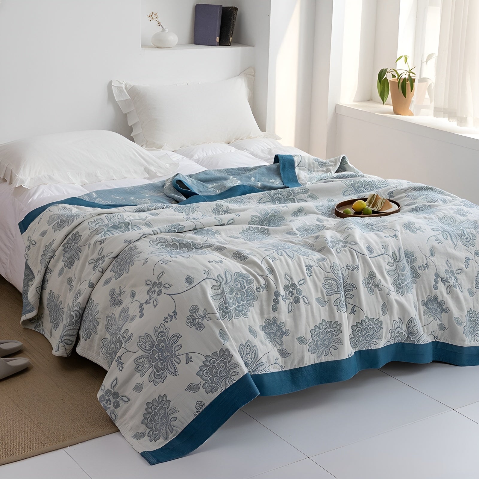 Japanische Kuscheldecke – Weiche Sofadecke für Gemütliche Wohnmomente - Blumenmuster Weiß + Blau / 150x200cm - Decke