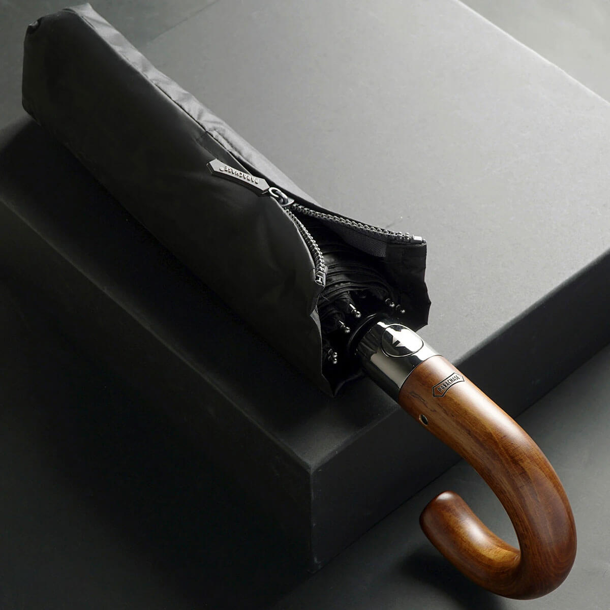 Kleiner Taschenschirm mit Holzgriff – Automatik 122 cm - Regenschirme