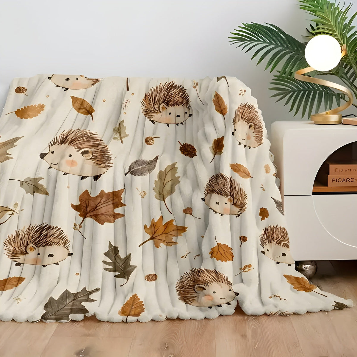 Kuscheldecke mit Igel- & Herbstblätter-Motiv – Weich Warm & Ganzjährig Nutzbar | Perfekt für Sofa Bett & Reisen