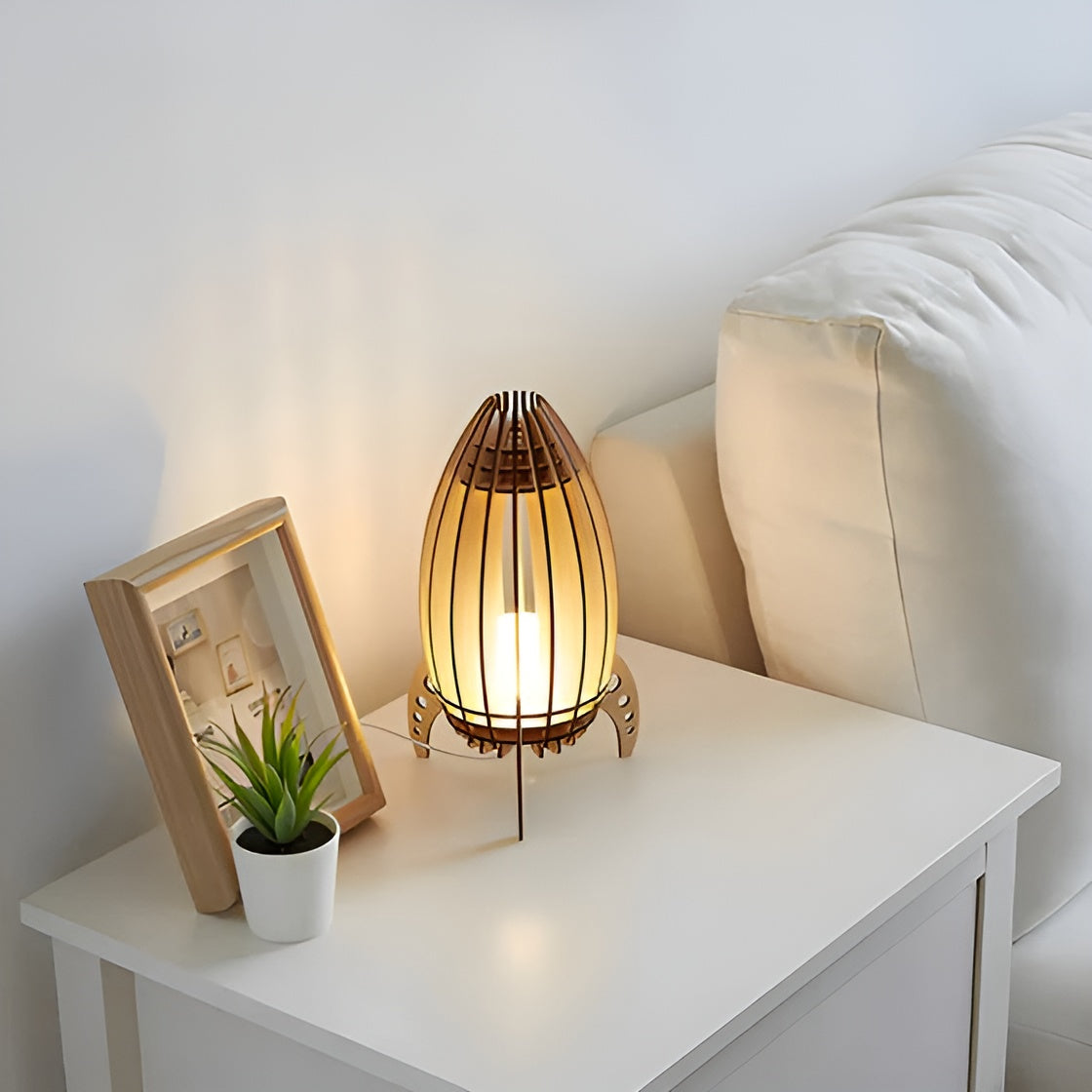 Holz-Nachttischlampe im Raketen-Design – Warmes Licht für ein gemütliches Schlafzimmer