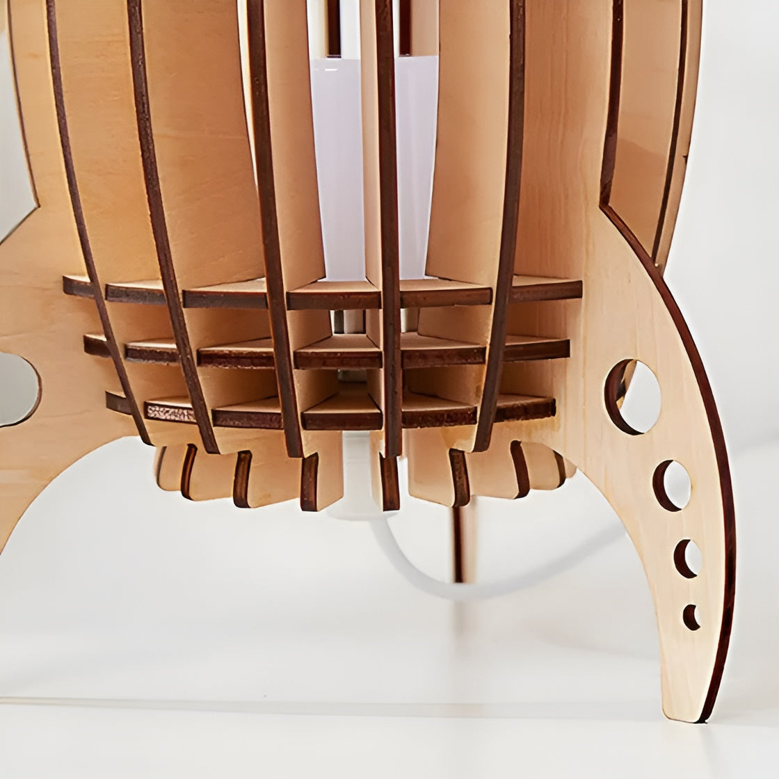Holz-Nachttischlampe im Raketen-Design – Warmes Licht für ein gemütliches Schlafzimmer