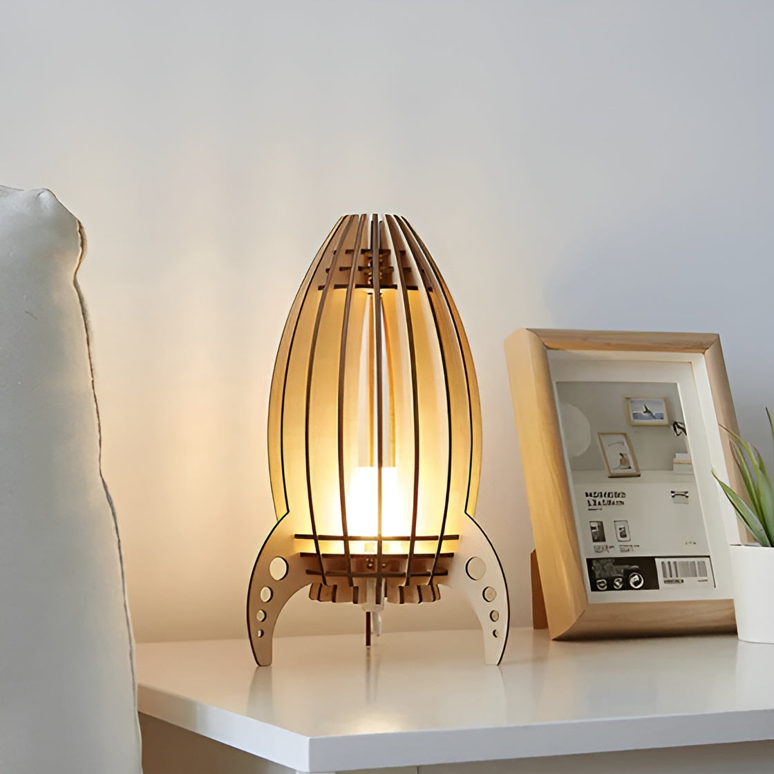 Holz-Nachttischlampe im Raketen-Design – Warmes Licht für ein gemütliches Schlafzimmer