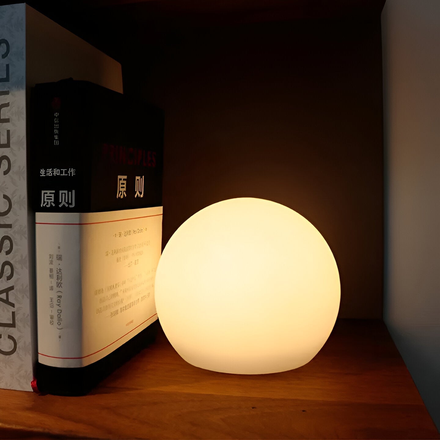 LED-Tischlampe mit Farbwechsel – Stimmungsvolle Kugelleuchte für Wohnräume - Tischlampe