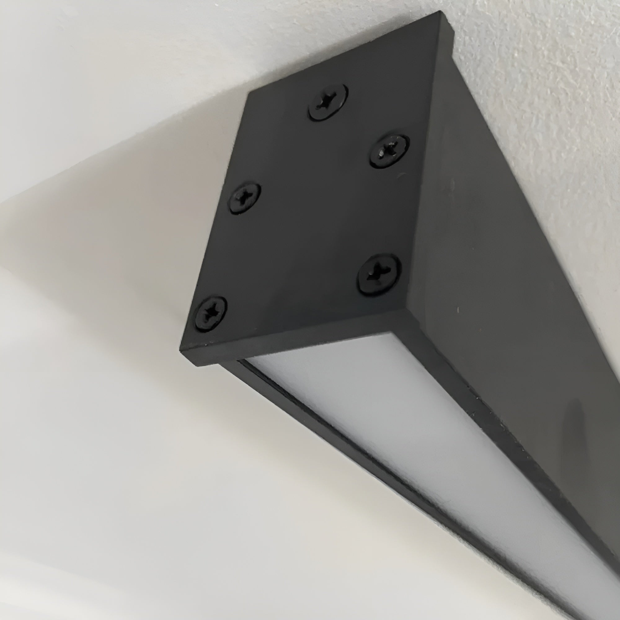 Lineare LED-Decken- oder Wandleuchte – blendfreie Beleuchtung für moderne Räume - Wandlampe
