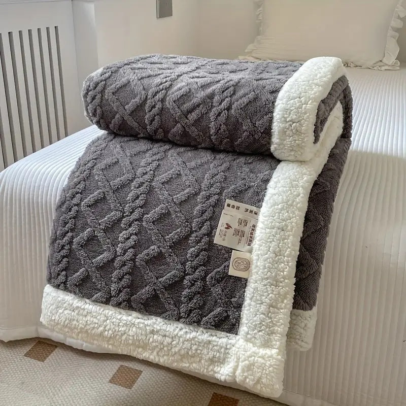 Kuscheldecke mit Zopfmuster in Matcha – stimmungsvolle Wohnzimmerszene