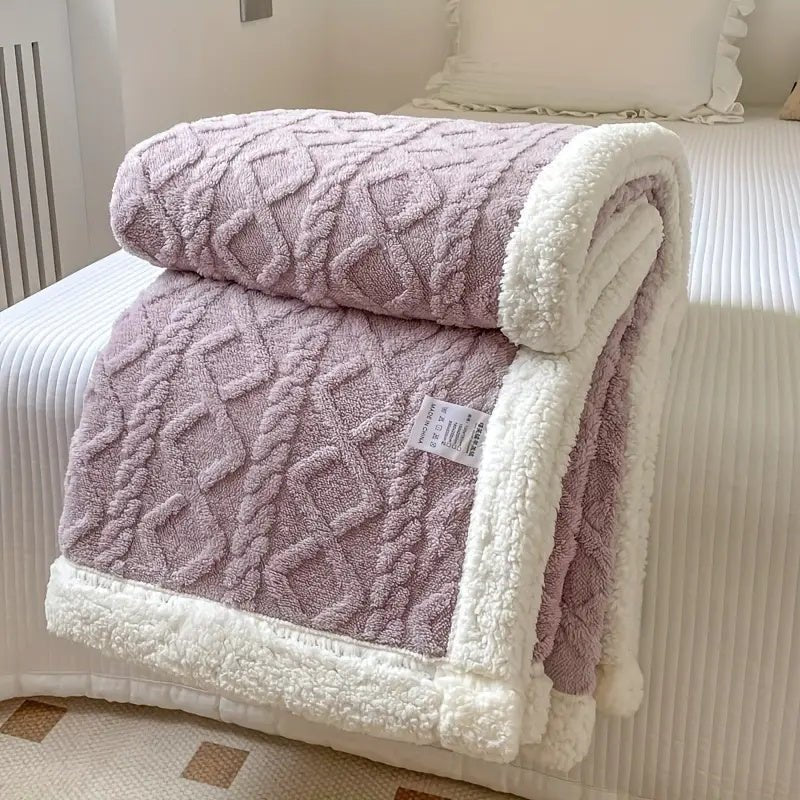 Detailaufnahme der Zopfmuster-Seite der Sherpa-Decke