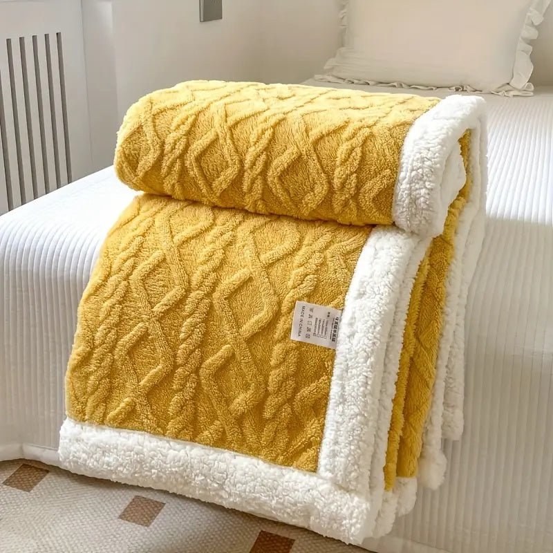 Sherpa-Decke in Blaubeere auf einem Bett drapiert