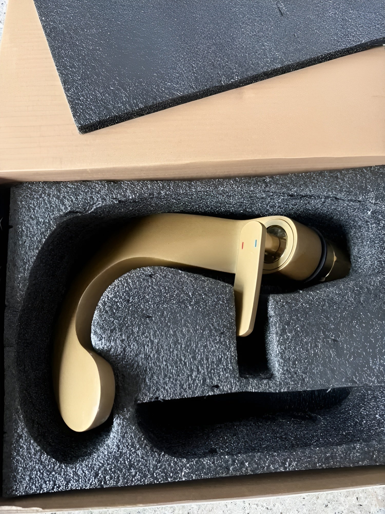 Waschbeckenarmatur mit Wasserfall – Modern und Elegant | Chrom Messing Mischbatterie für Bad Warm- und Kaltwasser