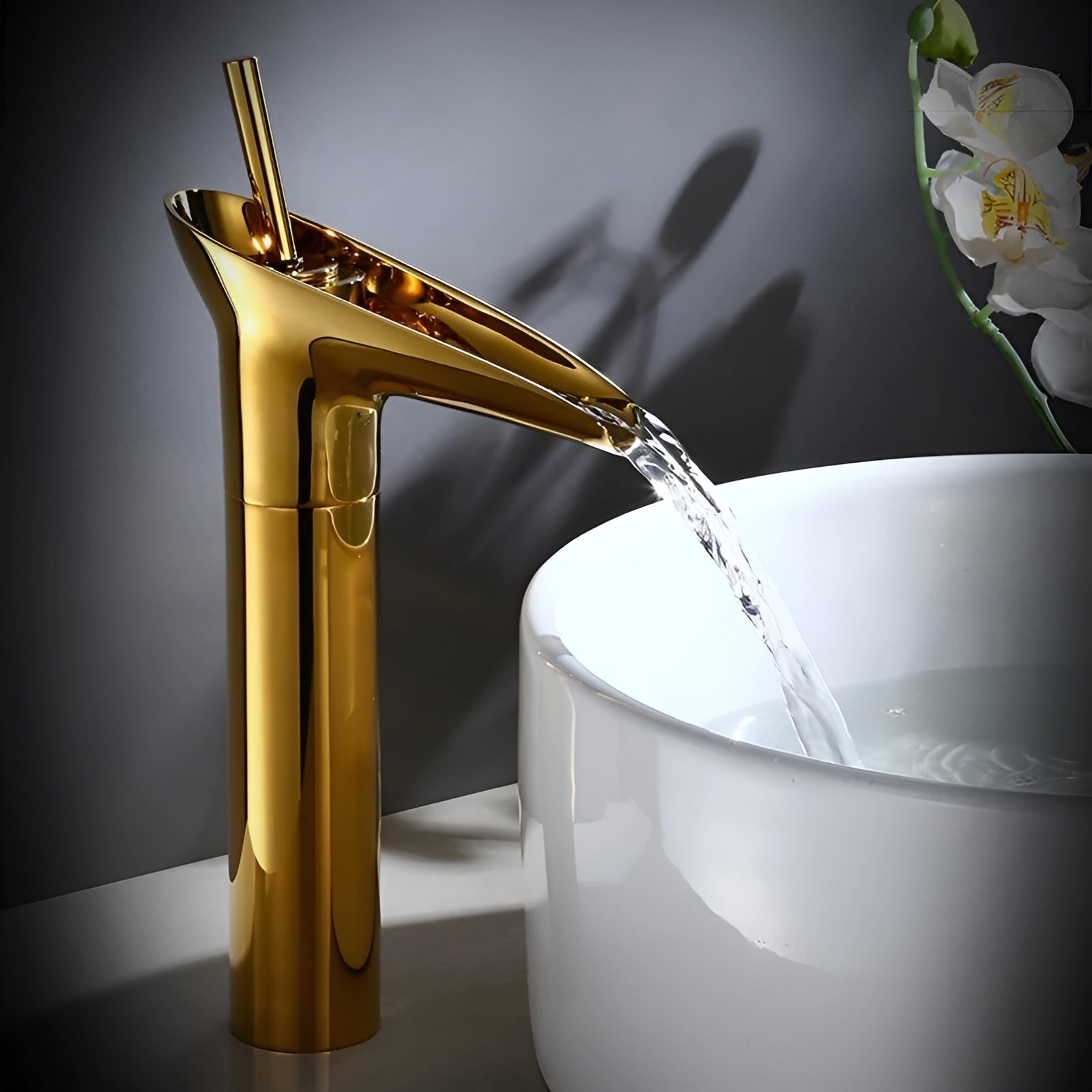 Wasserfall-Waschtischarmatur in Schwarz-Gold – Hochwertig und Elegant | Warm- und Kaltwasser, Antik-Bronze Finish