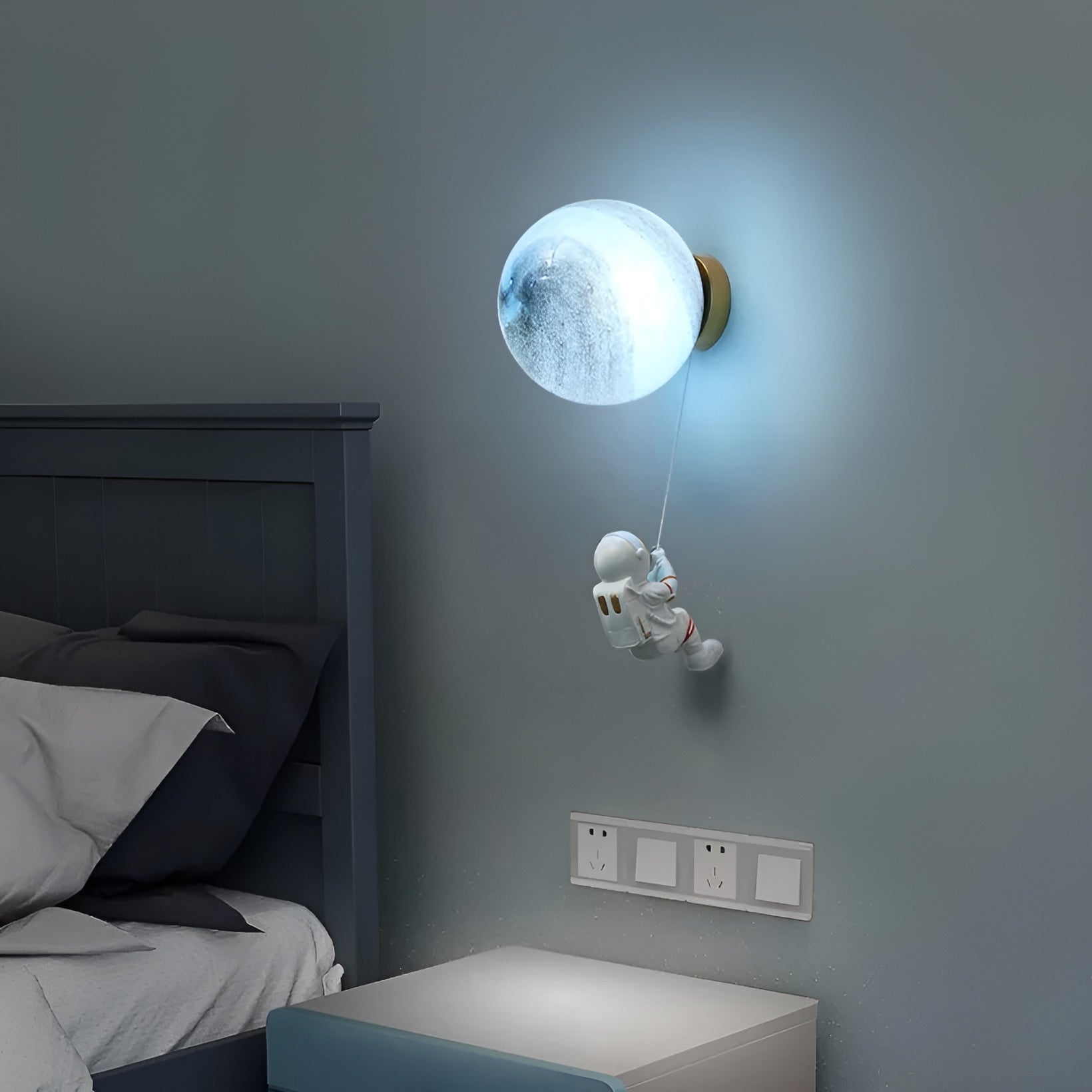 Astronauten-Wandlampe – Dekorative Lampe mit Planet & Glaskugel | Perfekt fürs Kinderzimmer & Nachttisch