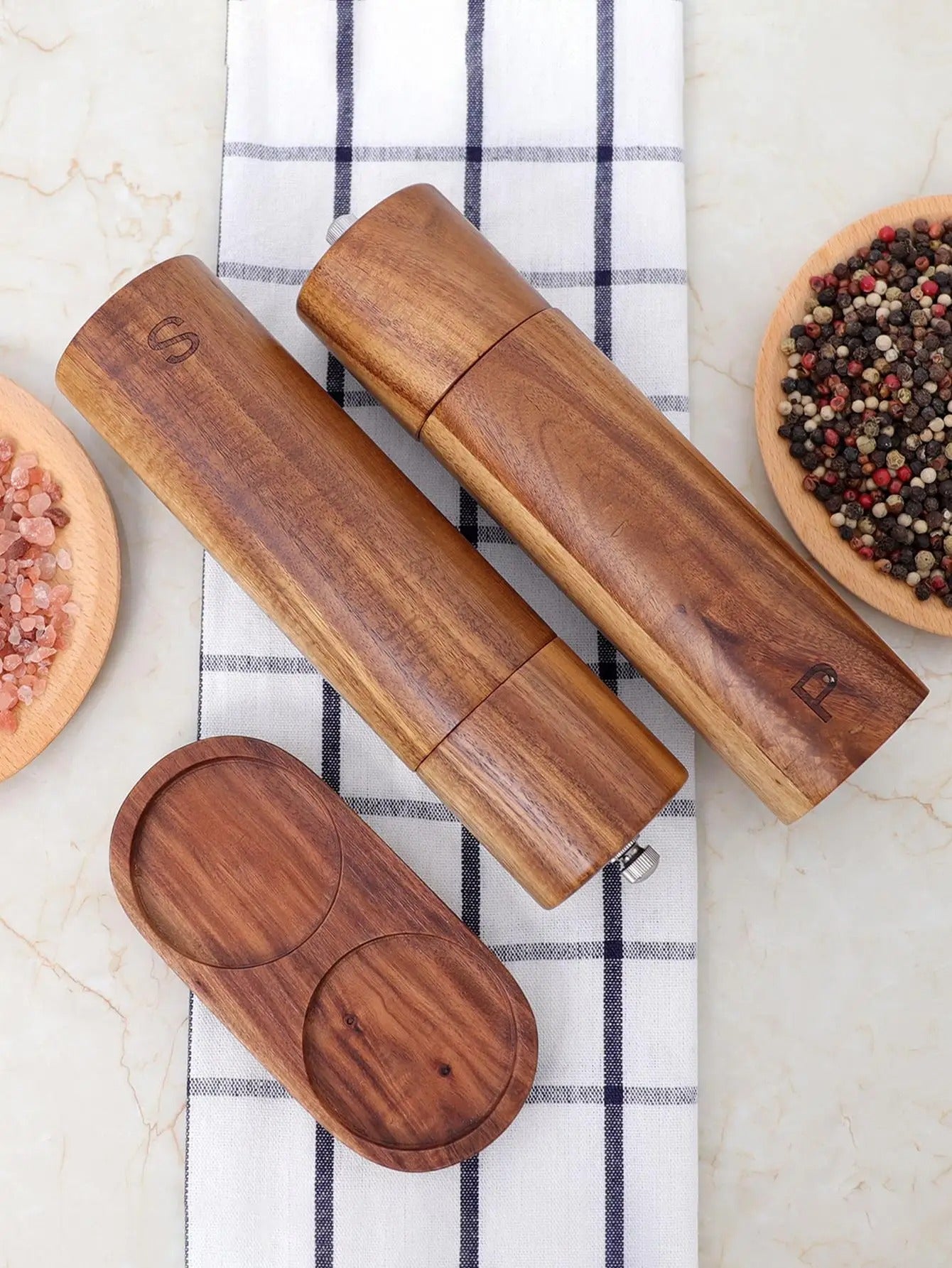 Salz- und Pfeffermühle aus Holz – Stilvolles Küchenzubehör mit Tablett & Bürste