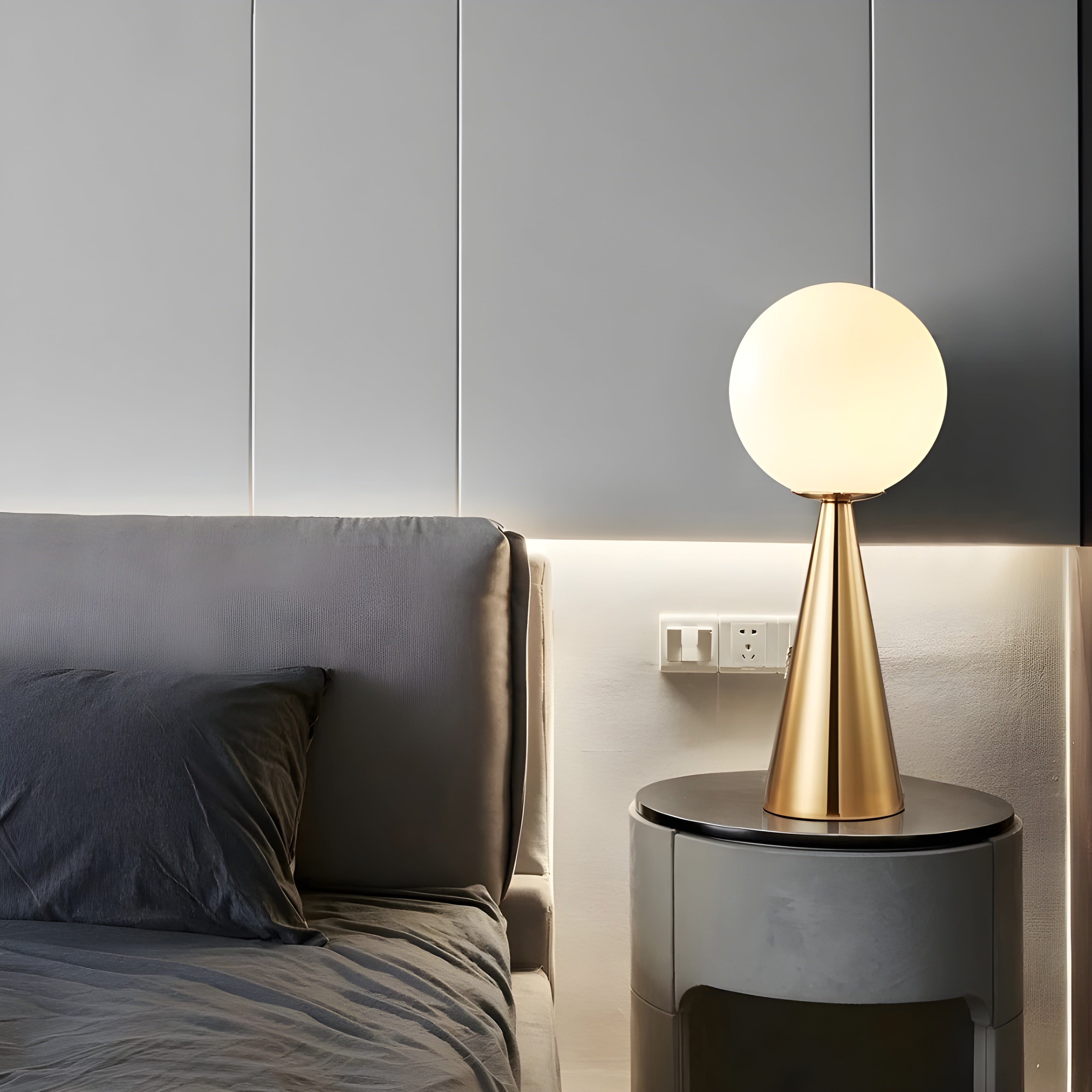 LuxeCone Light - Dekorative Kegelleuchte aus Goldglas