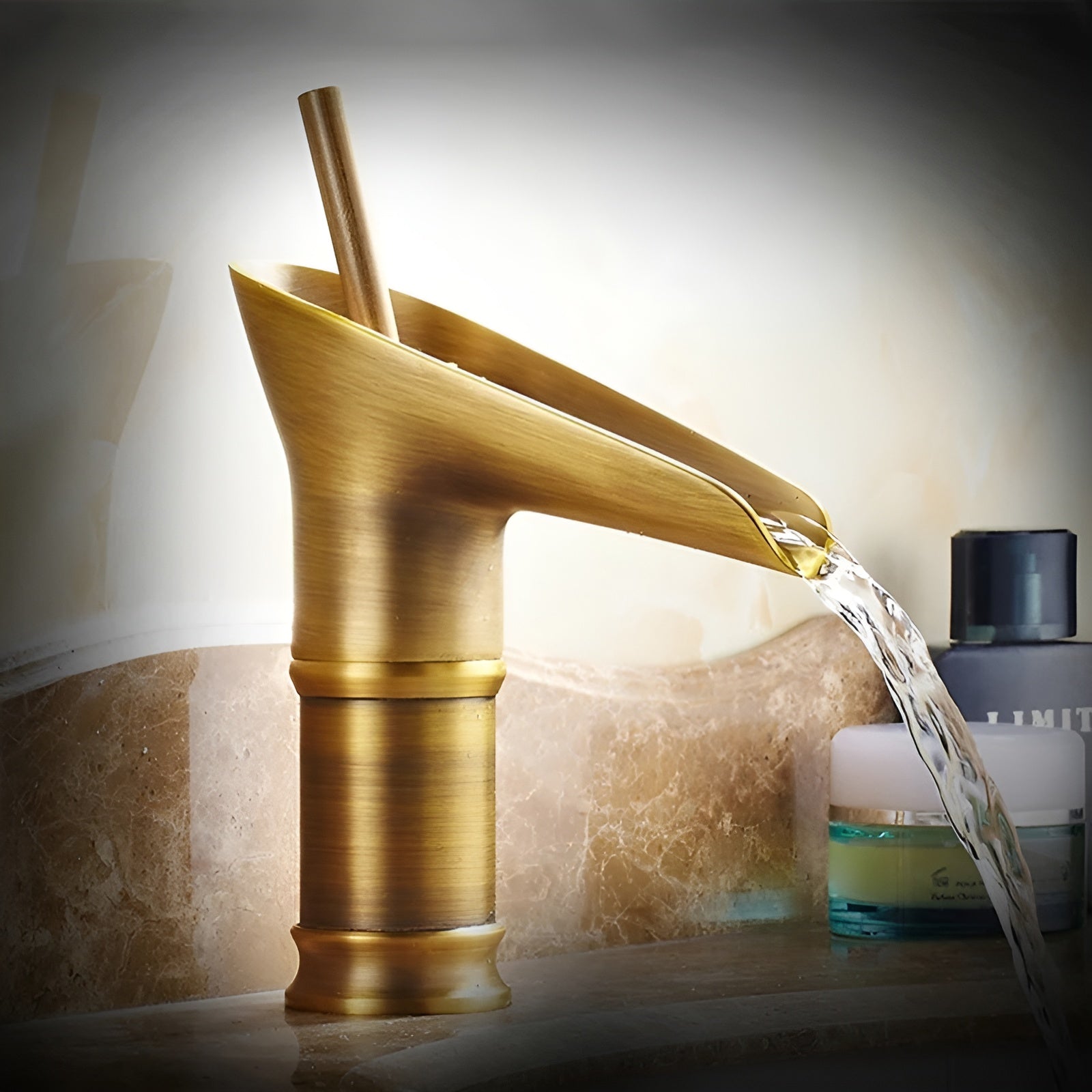 Wasserfall-Waschtischarmatur in Schwarz-Gold – Hochwertig und Elegant | Warm- und Kaltwasser, Antik-Bronze Finish