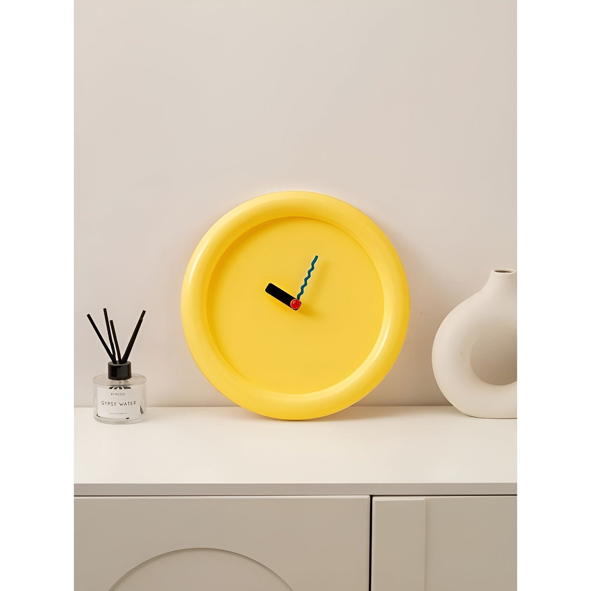 Wanduhr im Memphis Stil – Moderne Dekoratives Design für Wohnzimmer & Büro