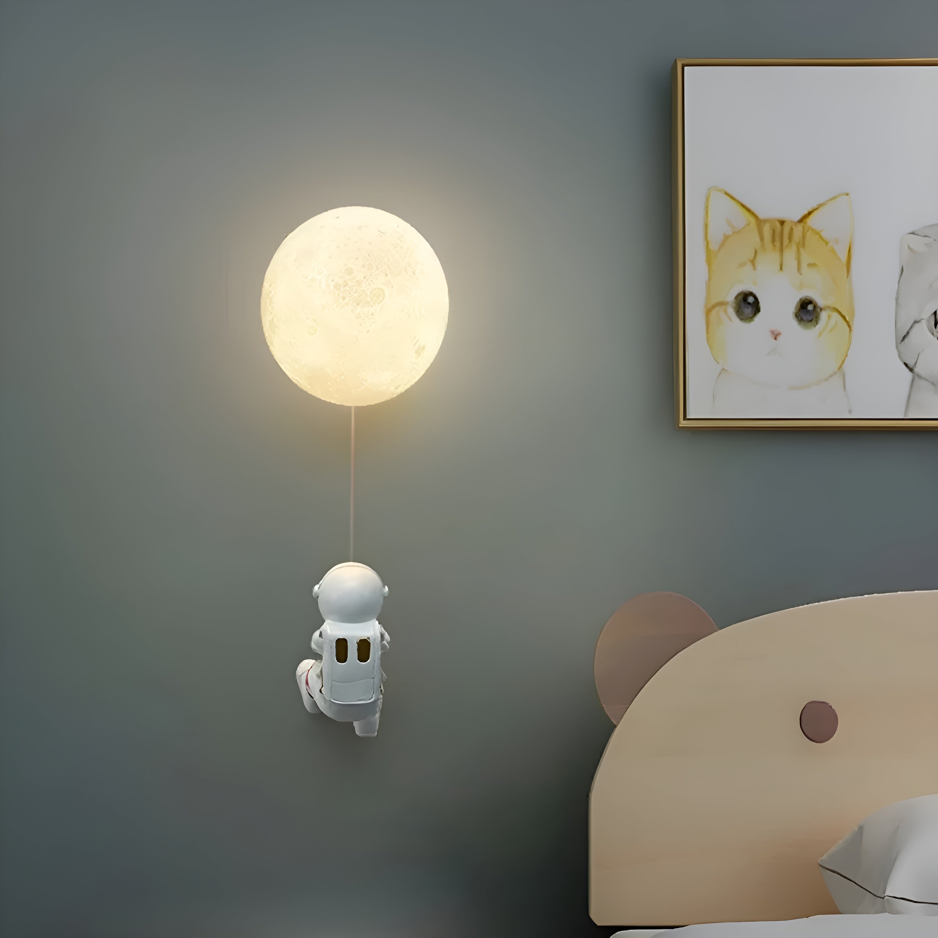 Astronauten-Wandlampe – Dekorative Lampe mit Planet & Glaskugel | Perfekt fürs Kinderzimmer & Nachttisch