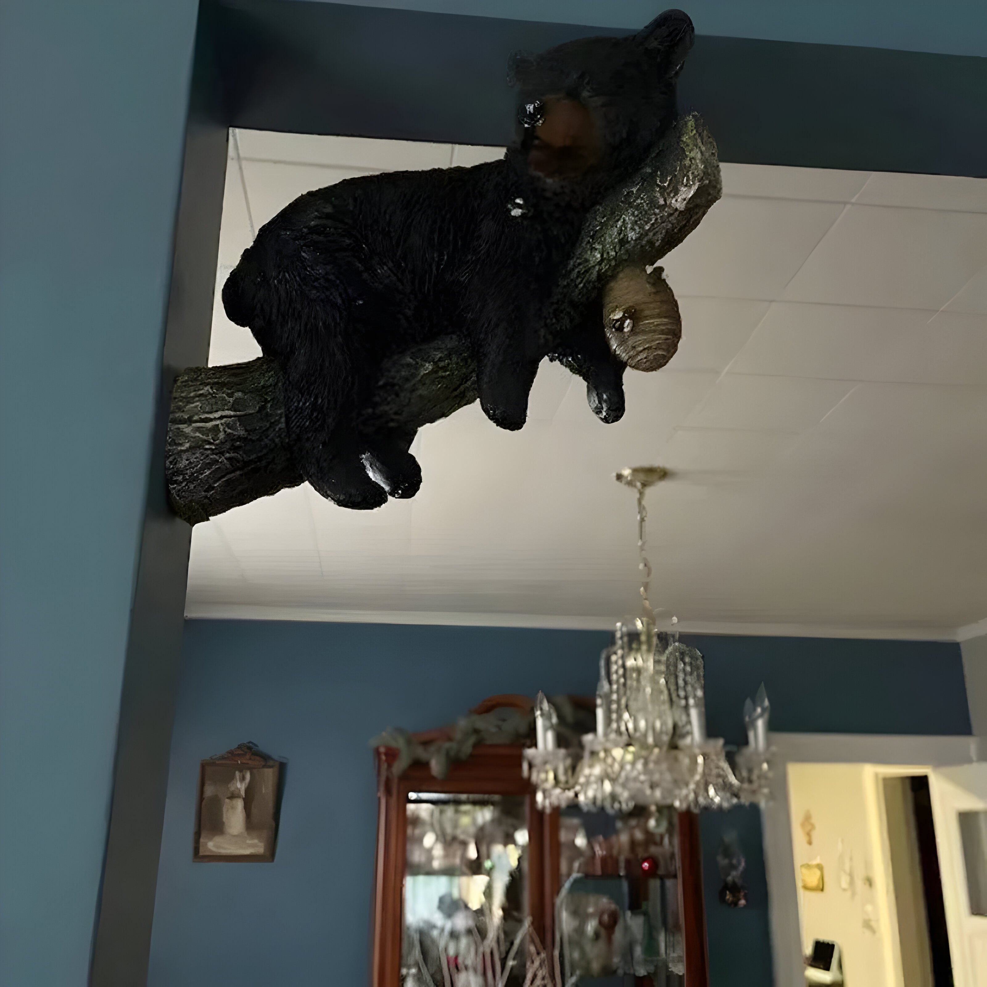 BearWhisper Skulptur – Wandmontierte Bärenschläfer Gartenstatue
