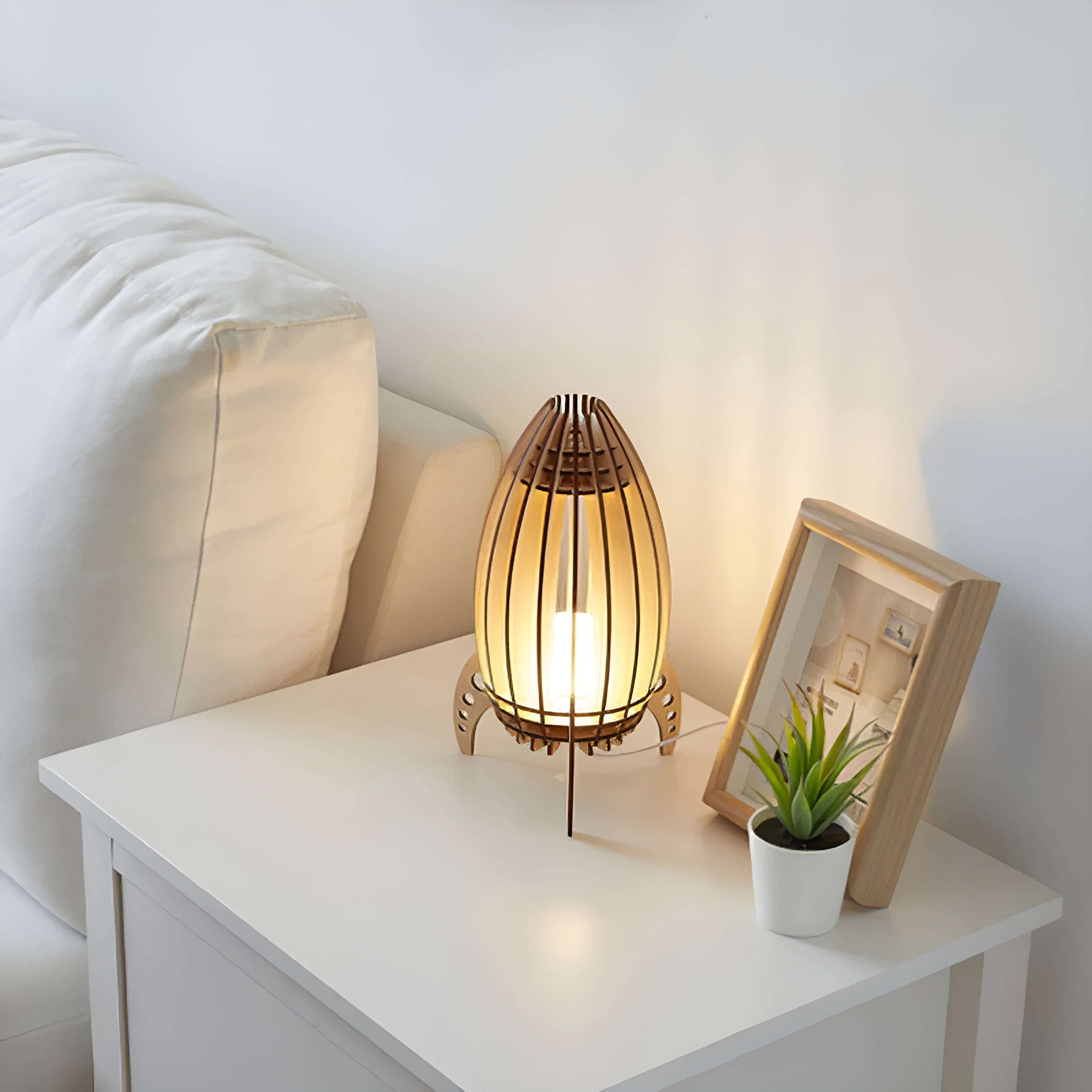 Holz-Nachttischlampe im Raketen-Design – Warmes Licht für ein gemütliches Schlafzimmer