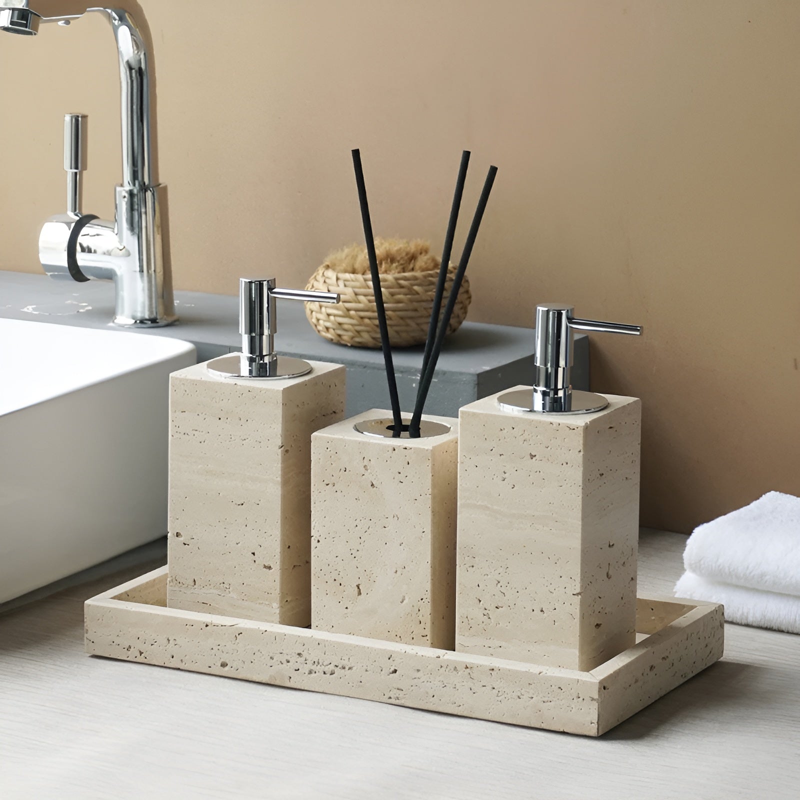 Badezimmer-Set aus Travertin – Edle Accessoires aus Naturstein | Seifenspender, Seifenschale, Diffusor & Ablage