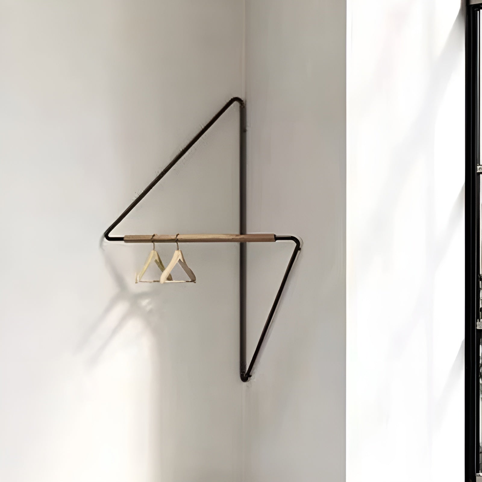 Eckiger Wandhaken aus Holz und Metall – Minimalistischer Kleiderständer im Designer-Stil - Damenkleid