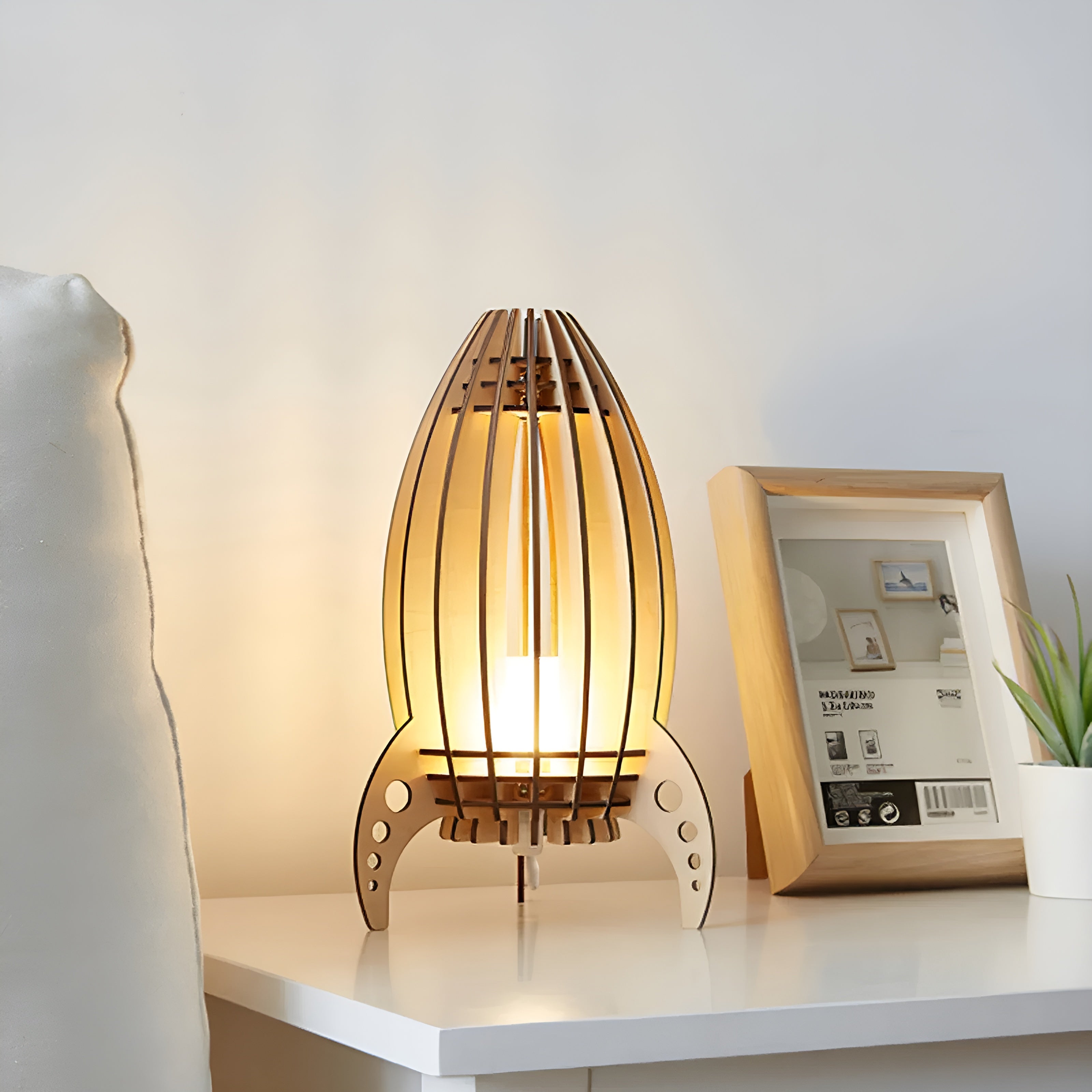 Holz-Nachttischlampe im Raketen-Design – Warmes Licht für ein gemütliches Schlafzimmer