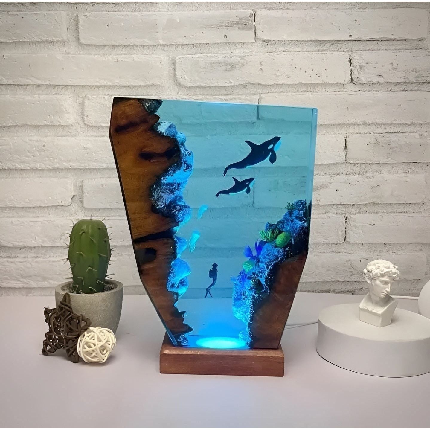 Tischlampe mit Taucherhöhlen-Motiv – Dekorative LED-Lampe aus Epoxidharz | USB-Aufladbar