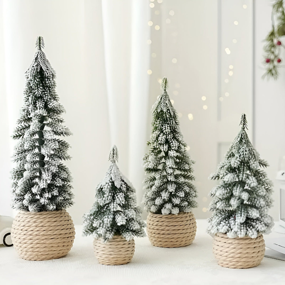 Mini-Weihnachtsbaum 4er-Set – Schneeoptik & Jutesockel | Realistische Tischdeko für Zuhause und Büro - 4er-Set